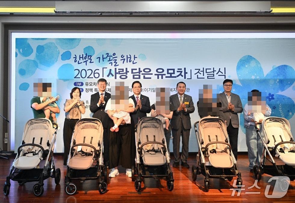 본문 이미지 - 여의도순복음교회가 '사랑담은 유모차 전달식'과 자립준비청년 해외 연수비 지원금 전달식을 지난 22일 서울 여의도순복음교회에서 열고, 한부모 가족에게 유모차 82대를 지원했다.