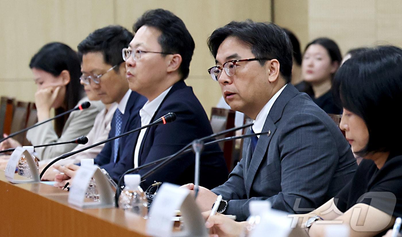 본문 이미지 - 박정성 산업부 통상교섭본부장이 26일 세종시 정부세종청사에서 열린 통상추진위원회 회의를 주재하며 발언하고 있다. 2026.8.26 ⓒ 뉴스1 김기남 기자