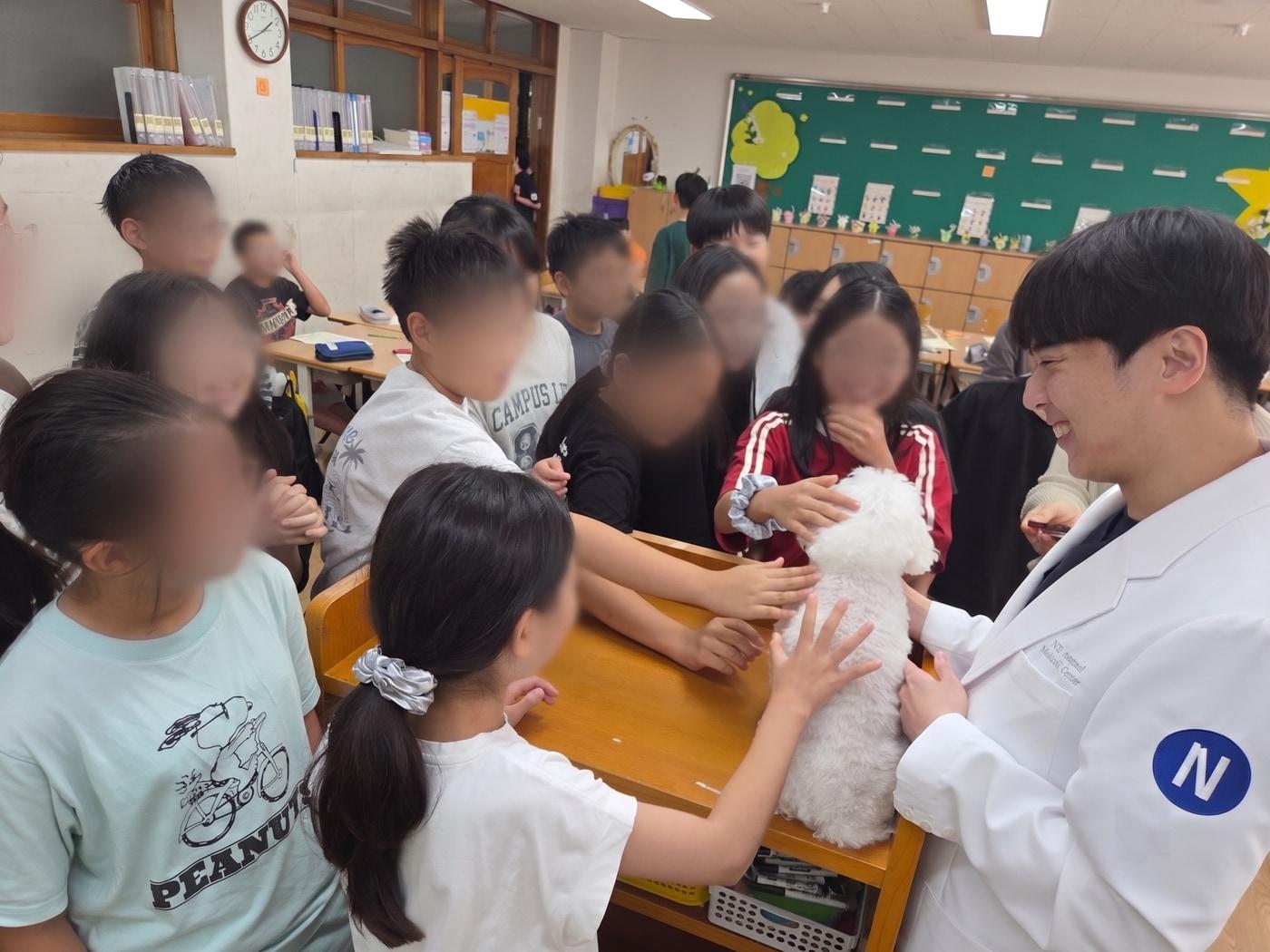 본문 이미지 - 윤일용 안양 24시 넬동물의료센터 대표원장이 '동물생명존중교육 어린이 문화교실' 일일 강사로 참여하고 있다(넬동물의료센터 제공). ⓒ 뉴스1