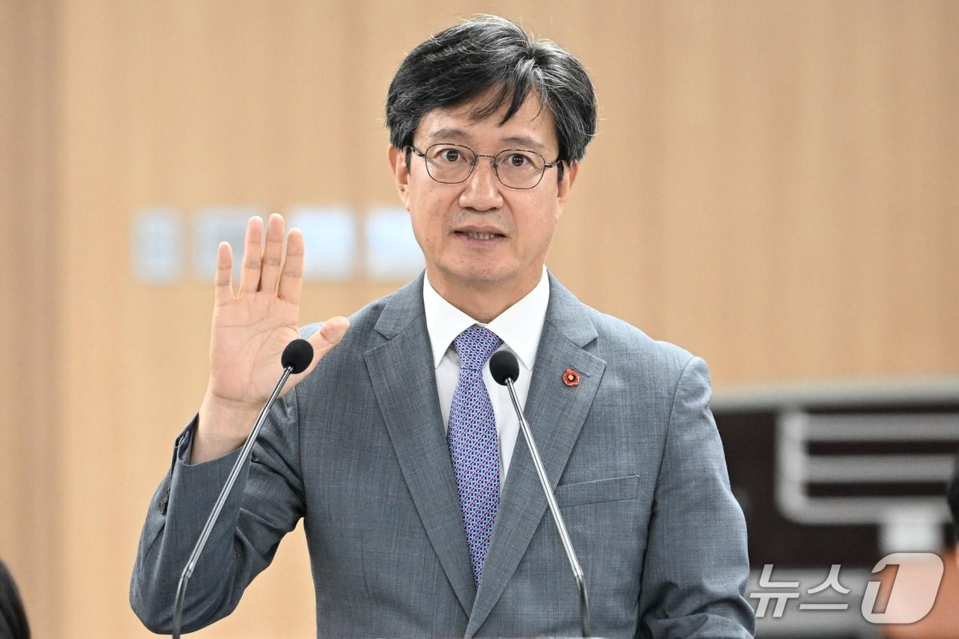 본문 이미지 - 이창흠 제주특별자치도 기후경제부지사 후보자가 26일 오전 제주도의회 대회의실에서 열린 인사청문회에서 선서를 하고 있다.(제주도의회 제공, 재판매 및 DB 금지)