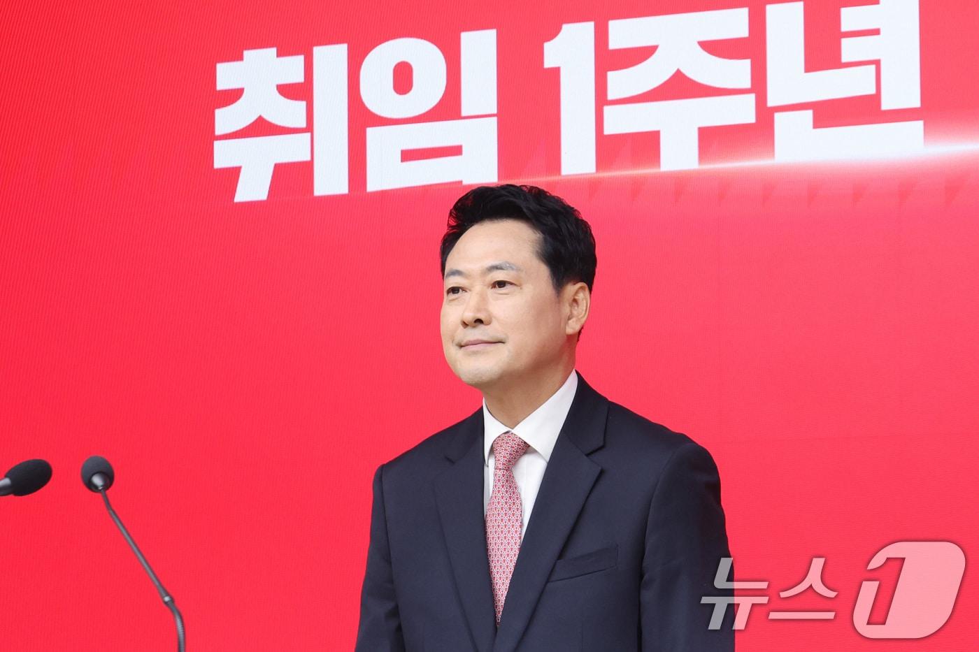 본문 이미지 - 장동혁 국민의힘 대표가 26일 서울 여의도 국민의힘 당사에서 취임 1주년 기자회견을 하고 있다. 2026.8.26 ⓒ 뉴스1 신웅수 기자