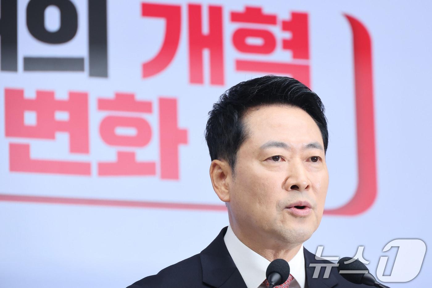 본문 이미지 - 장동혁 국민의힘 대표가 26일 서울 여의도 국민의힘 당사에서 취임 1주년 기자회견을 하고 있다. 2026.8.26 ⓒ 뉴스1 신웅수 기자