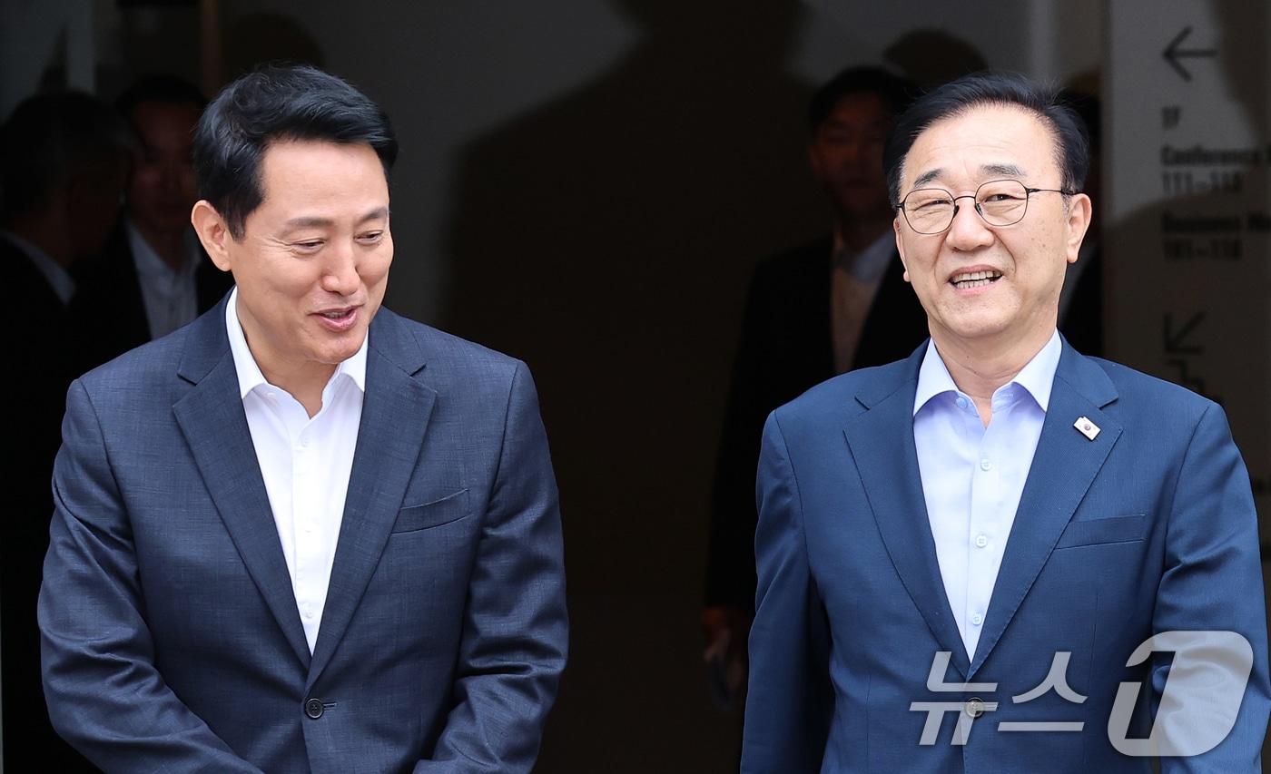 본문 이미지 - 김윤덕 국토교통부 장관과 오세훈 서울시장이 26일 서울 중구 컨퍼런스하우스 달개비에서 서울 주택 공급 현안을 논의하기 위한 2차 회동을 마친 뒤 나란히 이동하고 있다. 2026.8.26 ⓒ 뉴스1 오대일 기자