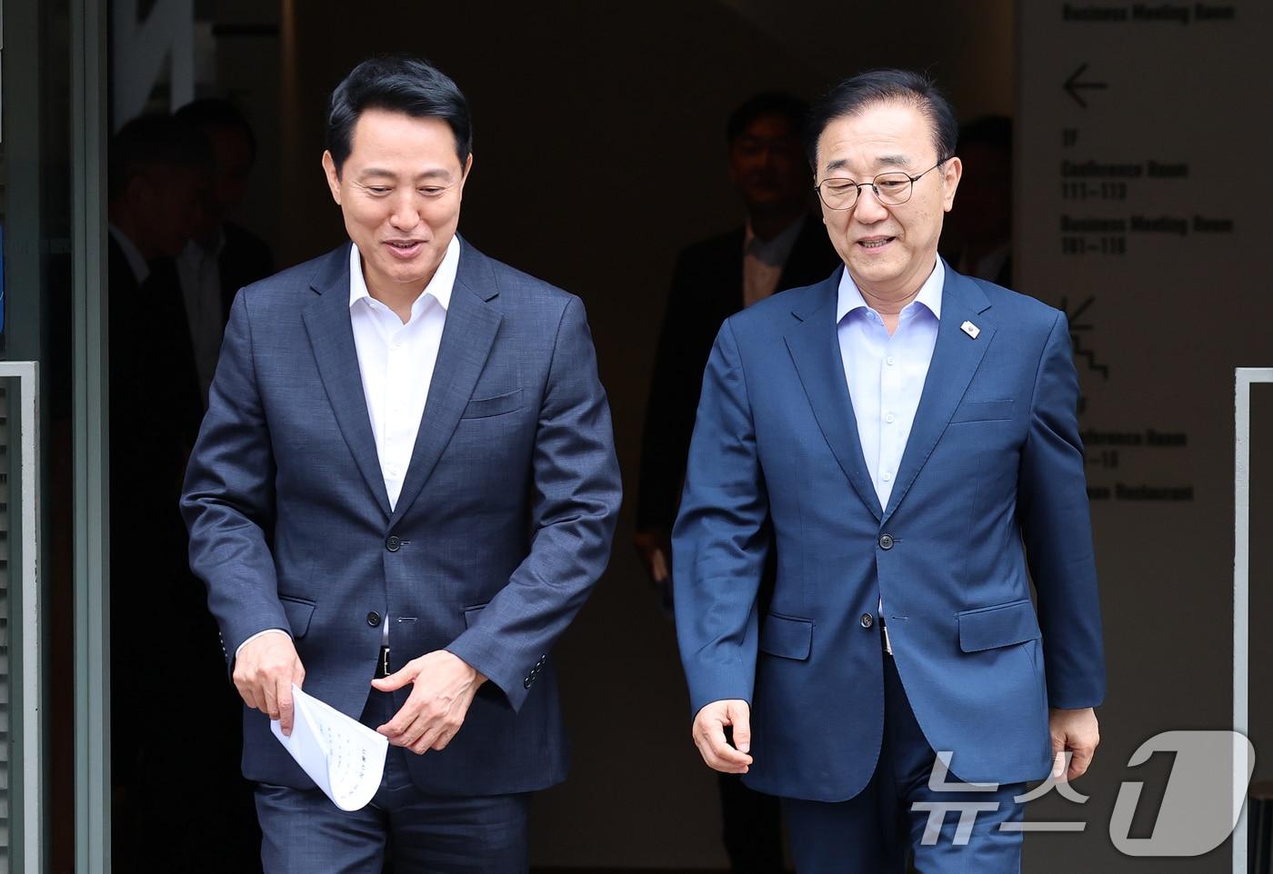 본문 이미지 - 김윤덕 국토교통부 장관과 오세훈 서울시장이 26일 서울 중구 컨퍼런스하우스 달개비에서 서울 주택 공급 현안을 논의하기 위한 2차 회동을 마친 뒤 나란히 이동하고 있다. 2026.8.26 ⓒ 뉴스1 오대일 기자