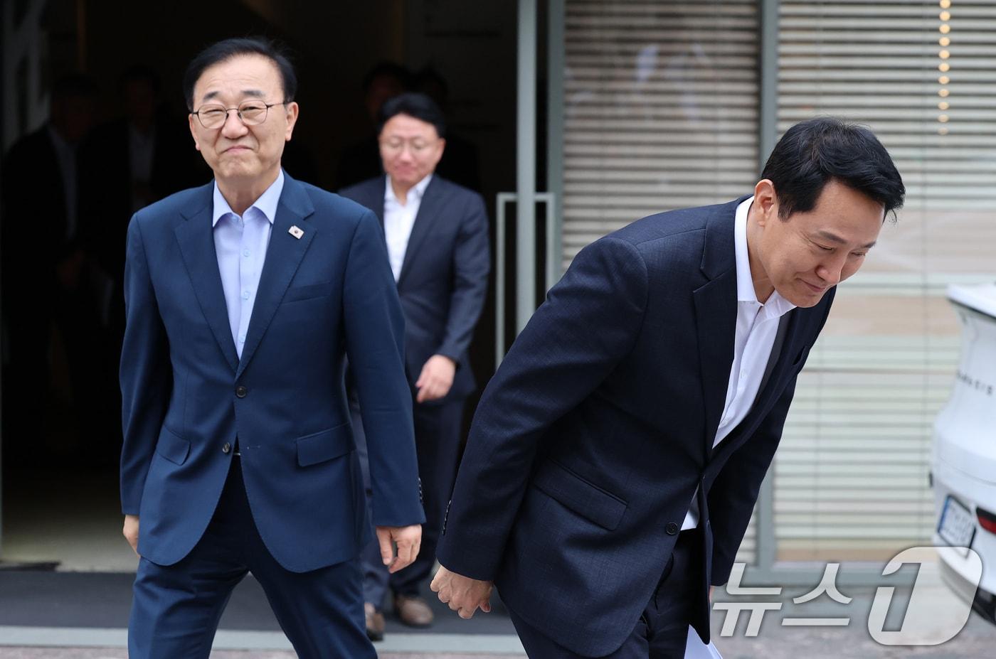 본문 이미지 - 김윤덕 국토교통부 장관과 오세훈 서울시장이 26일 서울 중구 컨퍼런스하우스 달개비에서 서울 주택 공급 현안을 논의하기 위한 2차 회동을 마친 뒤 각자 이동하고 있다. 2026.8.26 ⓒ 뉴스1 오대일 기자