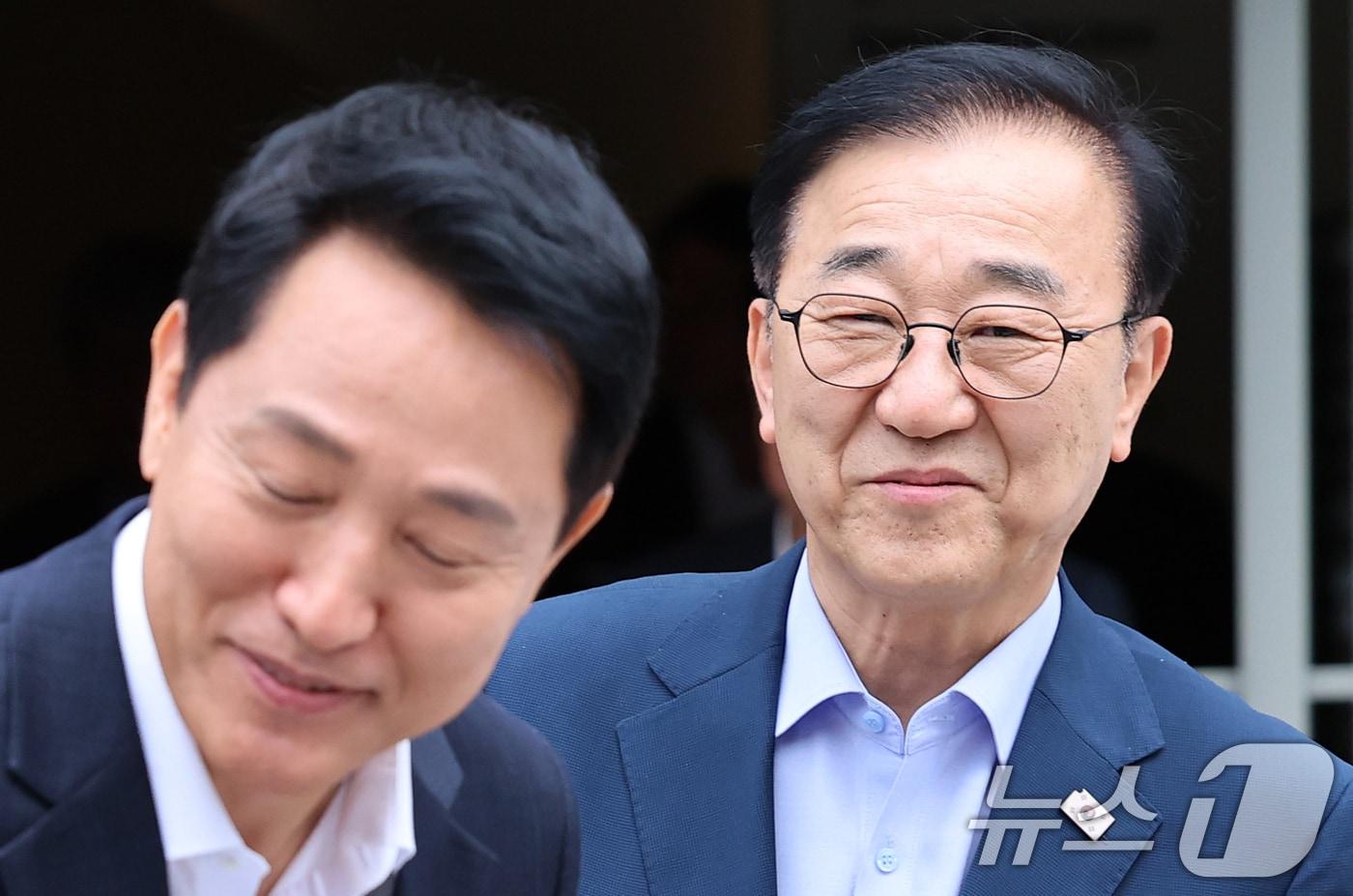 본문 이미지 - 김윤덕 국토교통부 장관과 오세훈 서울시장이 26일 서울 중구 컨퍼런스하우스 달개비에서 서울 주택 공급 현안을 논의하기 위한 2차 회동을 마친 뒤 각자 이동하고 있다. 2026.8.26 ⓒ 뉴스1 오대일 기자