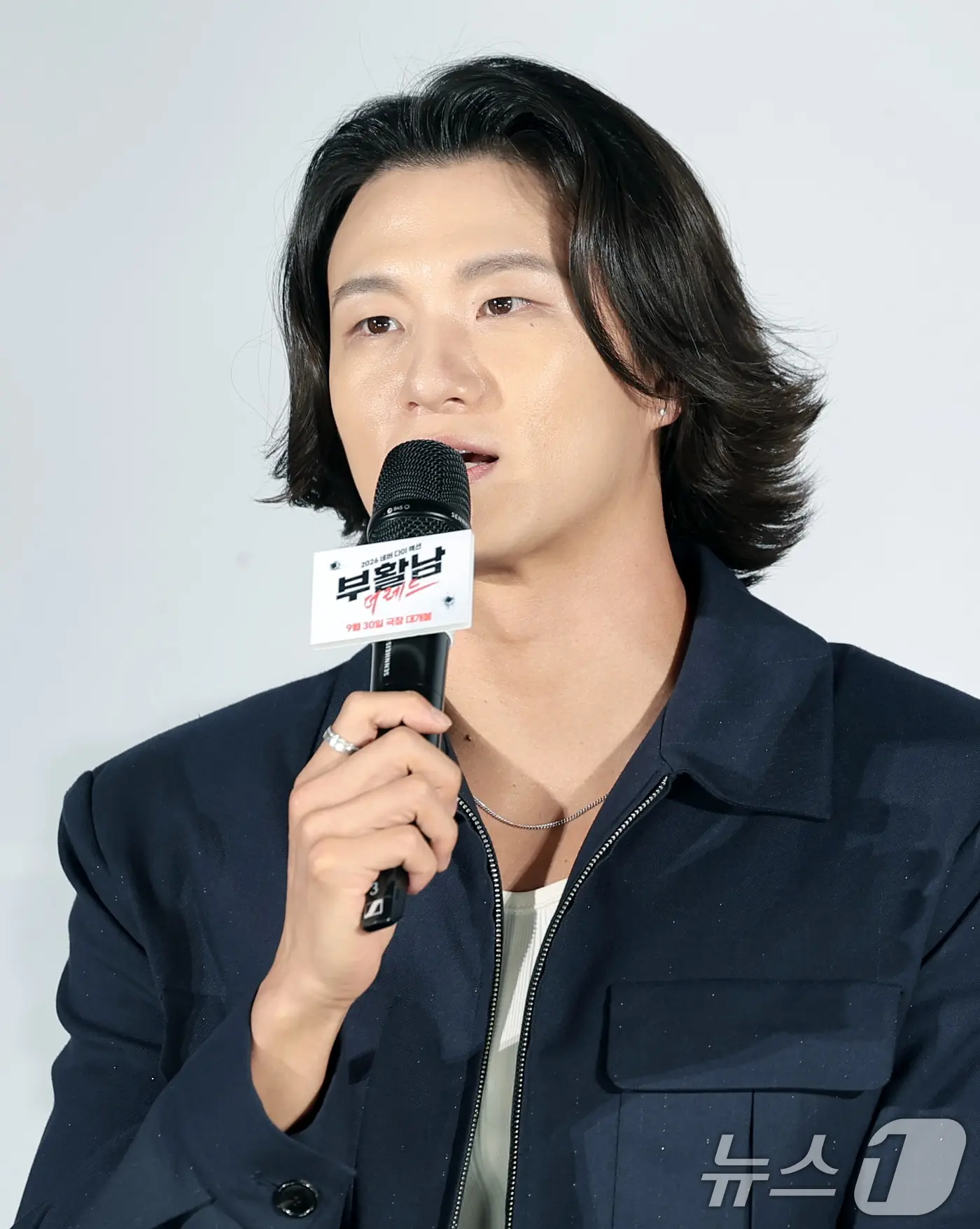 본문 이미지 - 배우 신승호가 26일 서울 광진구 롯데시네마 건대입구에서 열린 영화 '부활남: 더 레드(‘감독 백) 제작보고회에 참석해 인사말을 하고 있다. '부활남:더 레드'는 근거 없는 자신감이 유일한 스펙인 취준생 ‘석환’(구교환 분)이 죽은 뒤 72시간이면 부활하는 능력을 갖고 있다는 걸 알게 된 후 의문의 추격을 당하며 펼쳐지는 이야기를 그린 작품이다. 2026.8.26 ⓒ 뉴스1 권현진 기자