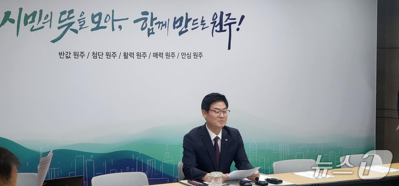 본문 이미지 - 구자열 강원 원주시장이 26일 원주시청 브리핑룸에서 회견을 열고 원주시의 강원혁신도시 공공기관 2차 이전 준비 상황을 발표하고 있다. 2026.8.26/뉴스1 신관호 기자