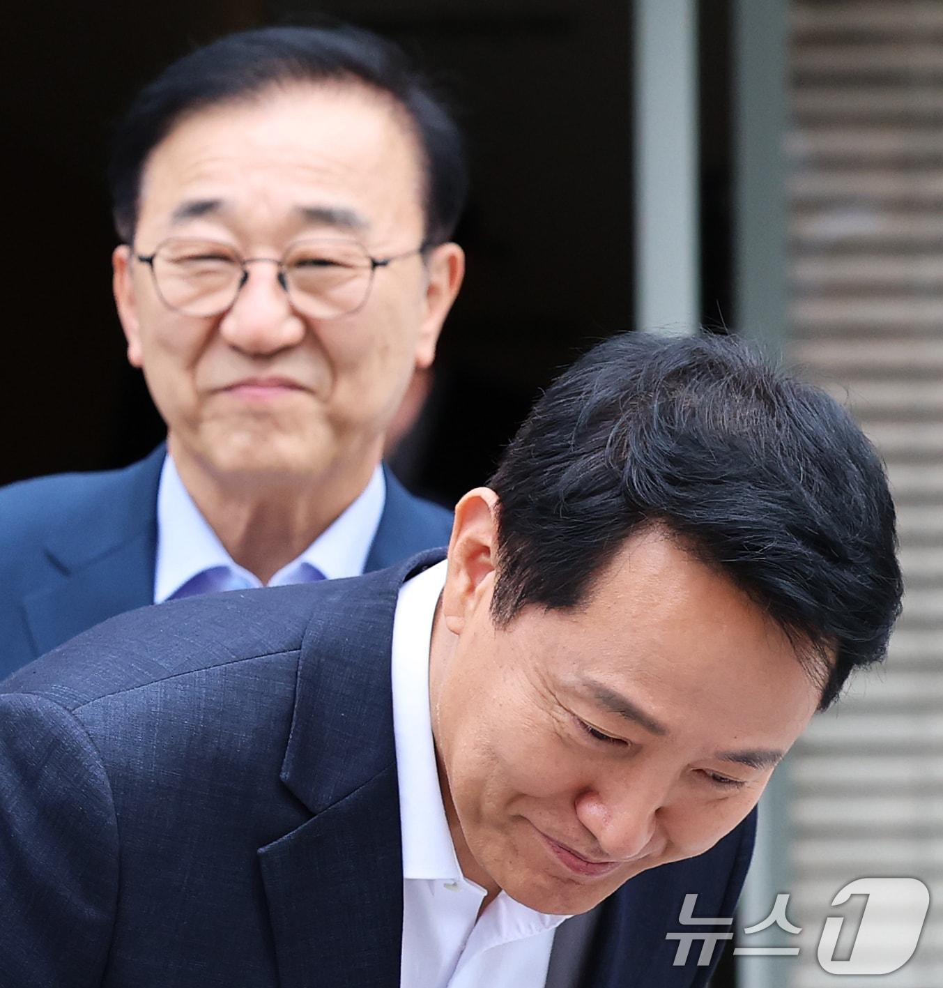본문 이미지 - 김윤덕 국토교통부 장관과 오세훈 서울시장이 26일 서울 중구 컨퍼런스하우스 달개비에서 서울 주택 공급 현안을 논의하기 위한 2차 회동을 마친 뒤 각자 이동하고 있다. 2026.8.26 ⓒ 뉴스1 오대일 기자