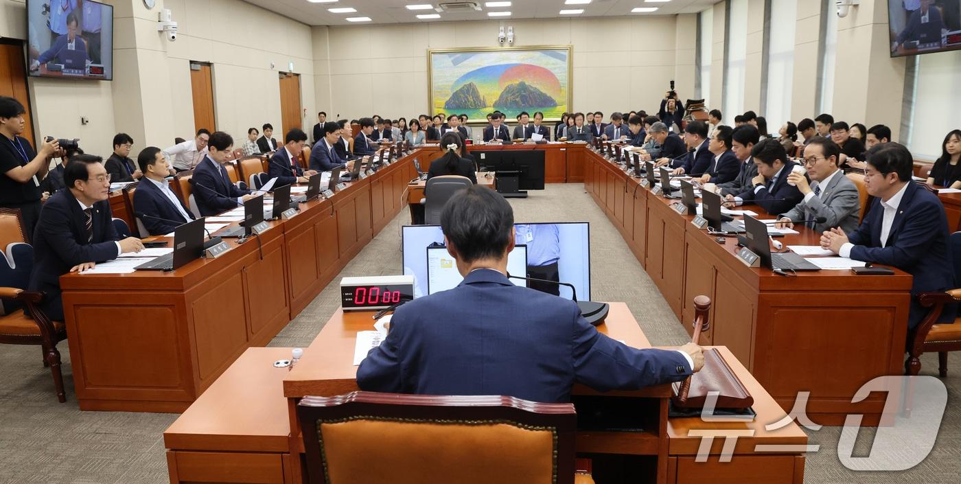 본문 이미지 - 유동수 정무위원장이 26일 오전 서울 여의도 국회에서 열린 정무위원회 전체회의에서 의사봉을 두드리고 있다. 2026.8.26 ⓒ 뉴스1 황기선 기자