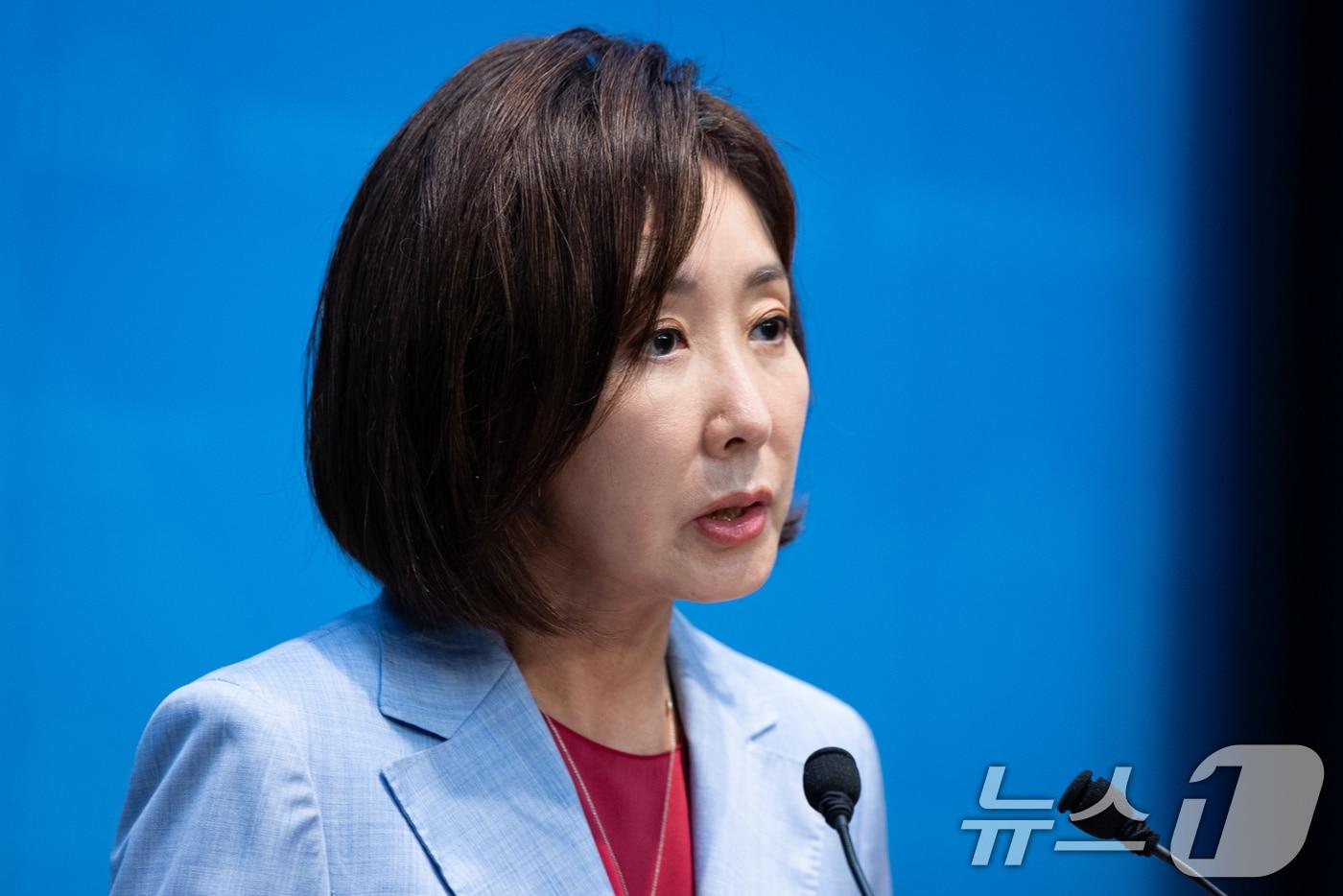 본문 이미지 - 나경원 국민의힘 의원이 26일 서울 여의도 국회 소통관에서 이재명정부의 용산공원파괴, 청년임대주택 더불어민주당 용산공원특별법 강행처리 반대 기자회견을 하고 있다. 2026.8.26 ⓒ 뉴스1 유승관 기자