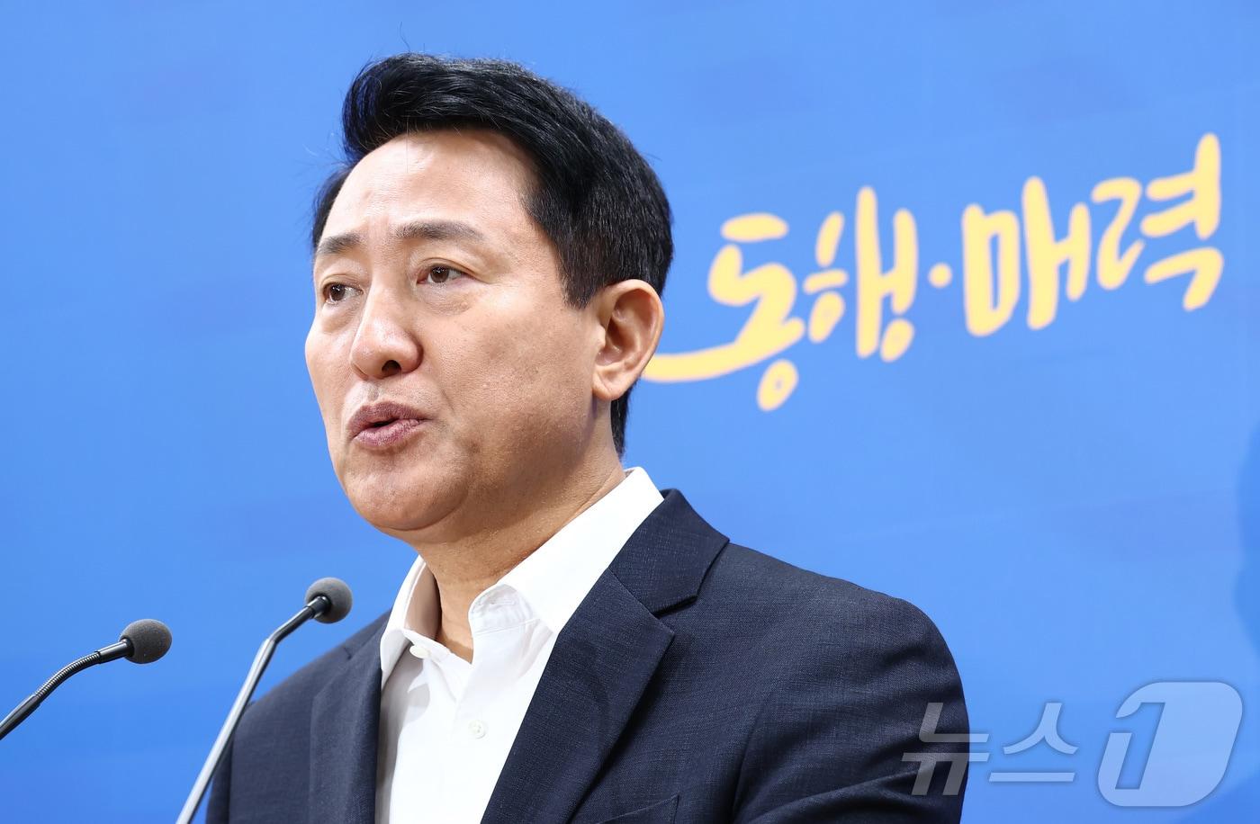 본문 이미지 - 오세훈 서울시장이 26일 오전 서울 중구 서울시청에서 김윤덕 국토교통부 장관과의 주택 공급 방안 면담 결과를 브리핑하고 있다. 2026.8.26 ⓒ 뉴스1 김민지 기자