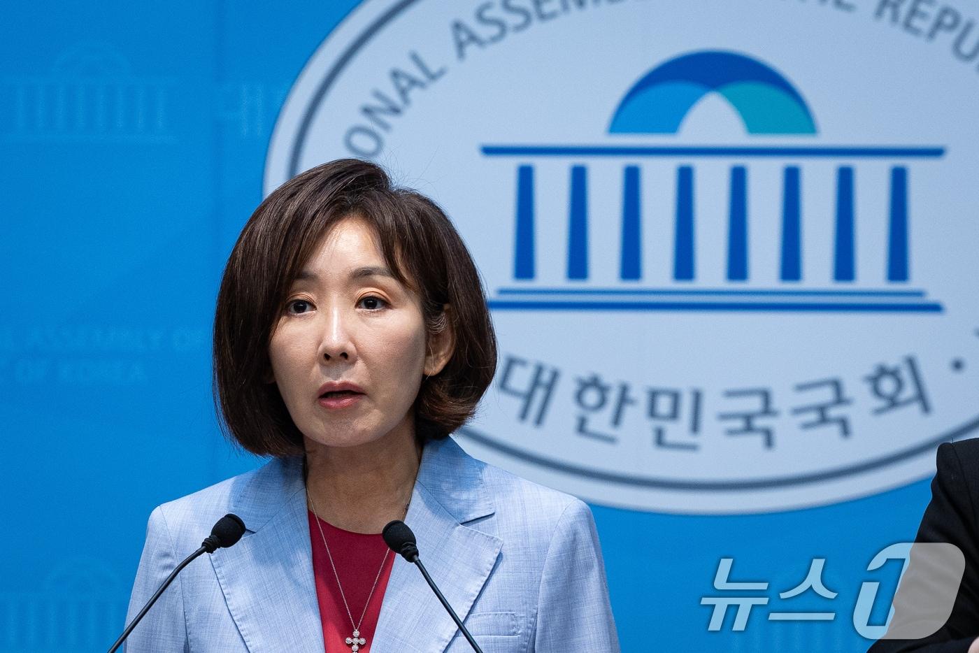 본문 이미지 - 나경원 국민의힘 의원이 지난 26일 서울 여의도 국회 소통관에서 이재명정부의 용산공원파괴, 청년임대주택 더불어민주당 용산공원특별법 강행처리 반대 기자회견을 하고 있다. 2026.8.26 ⓒ 뉴스1 유승관 기자