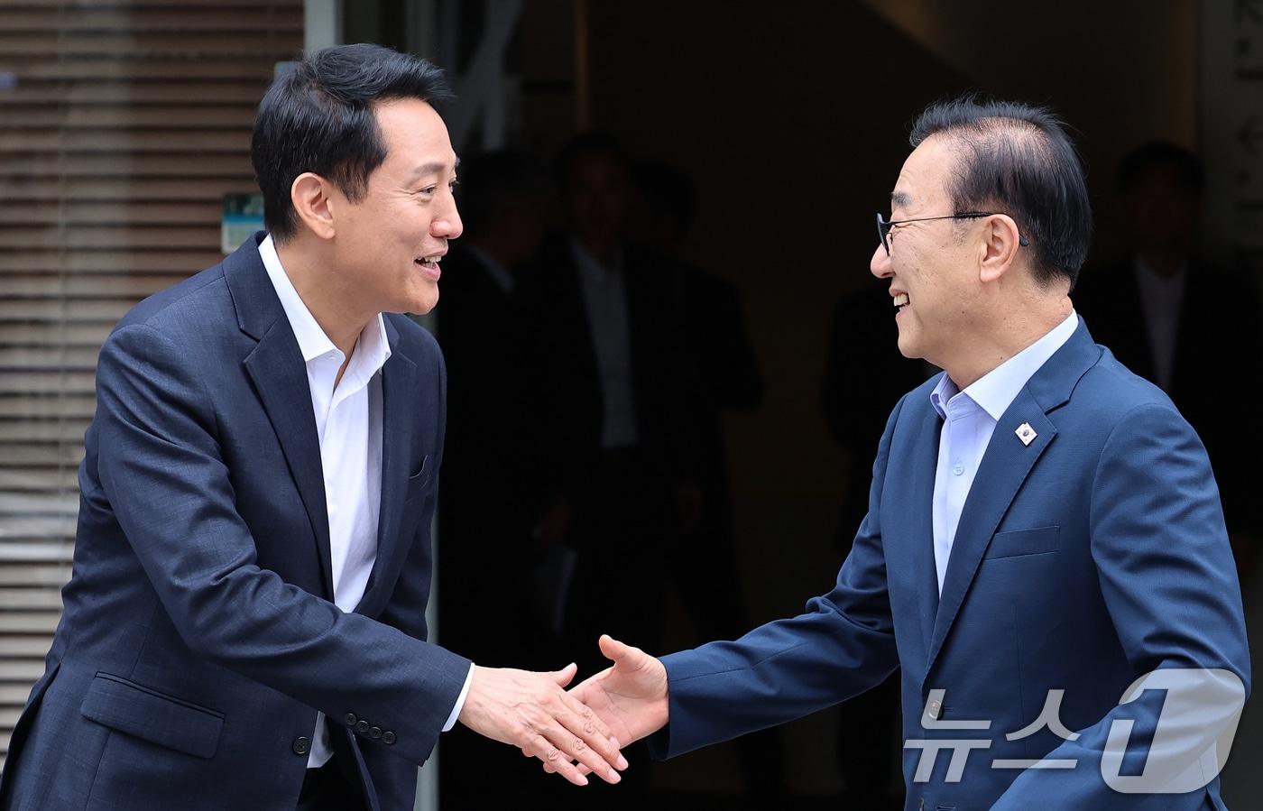 본문 이미지 - 김윤덕 국토교통부 장관과 오세훈 서울시장이 26일 서울 중구 컨퍼런스하우스 달개비에서 서울 주택 공급 현안을 논의하기 위한 2차 회동을 마친 뒤 악수를 나누고 있다. 2026.8.26 ⓒ 뉴스1 오대일 기자