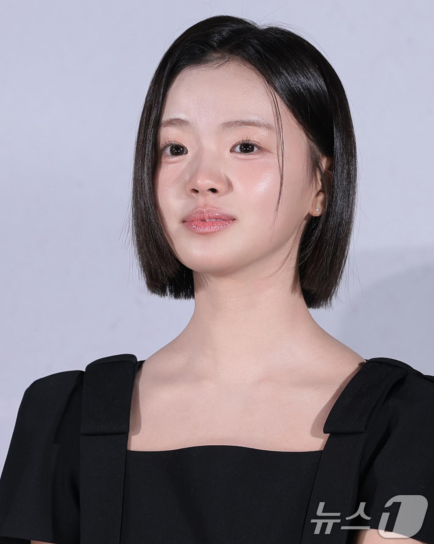 본문 이미지 - 배우 김시아가 26일 서울 광진구 롯데시네마 건대입구에서 열린 영화 '부활남: 더 레드(‘감독 백) 제작보고회에 참석해 취재진 질문을 듣고 있다. '부활남:더 레드'는 근거 없는 자신감이 유일한 스펙인 취준생 ‘석환’(구교환 분)이 죽은 뒤 72시간이면 부활하는 능력을 갖고 있다는 걸 알게 된 후 의문의 추격을 당하며 펼쳐지는 이야기를 그린 작품이다. 2026.8.26 ⓒ 뉴스1 권현진 기자