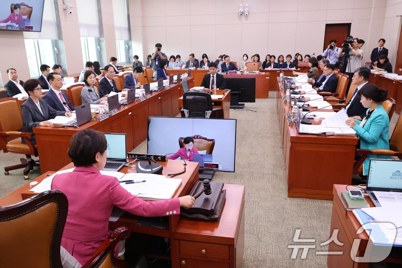 본문 이미지 - 김정재 위원장이 26일 서울 여의도 국회에서 열린 성평등가족위원회 전체회의에서 안건을 상정하고 있다. 2026.8.26 ⓒ 뉴스1 신웅수 기자