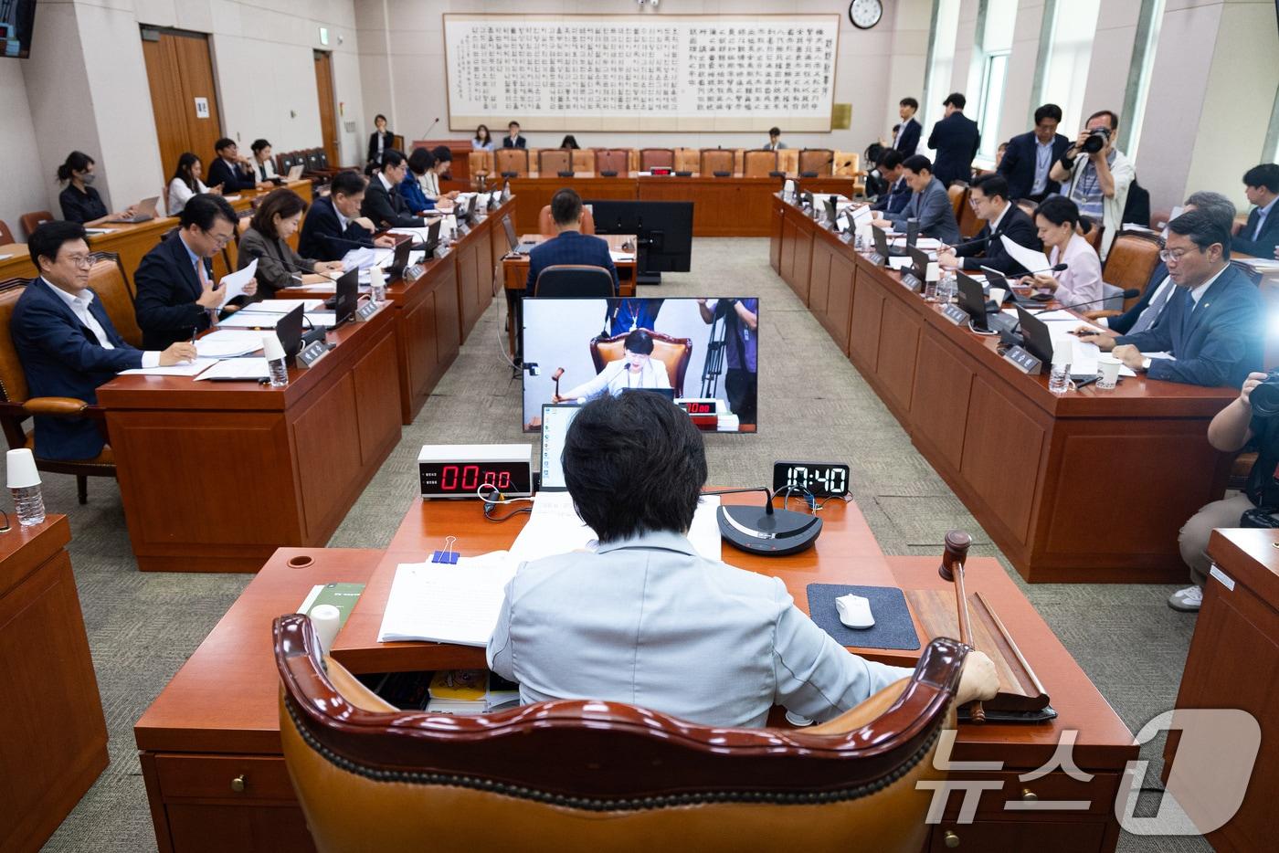 본문 이미지 - 서영교 국회 법제사법위원장이 지난 8월 26일 서울 여의도 국회에서 열린 제438회 국회(임시회) 법제사법위원회 제3차 전체회의에서 의사봉을 두드리고 있다. 2026.8.26 ⓒ 뉴스1 유승관 기자