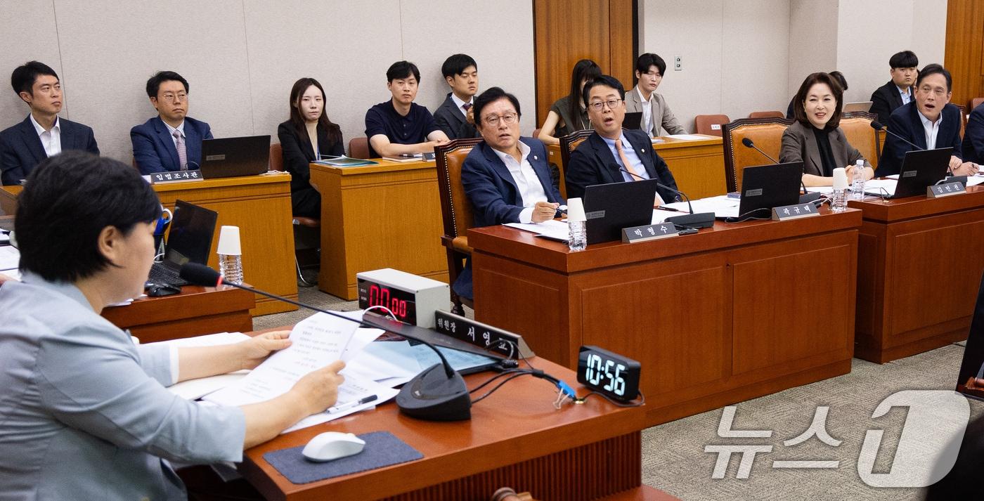 본문 이미지 - 국회 법제사법위원회 국민의힘 위원들이 26일 서울 여의도 국회에서 열린 제438회 국회(임시회) 법제사법위원회 제3차 전체회의에서 서영교 위원장의 의사진행에 항의하고 있다. 2026.8.26 ⓒ 뉴스1 유승관 기자