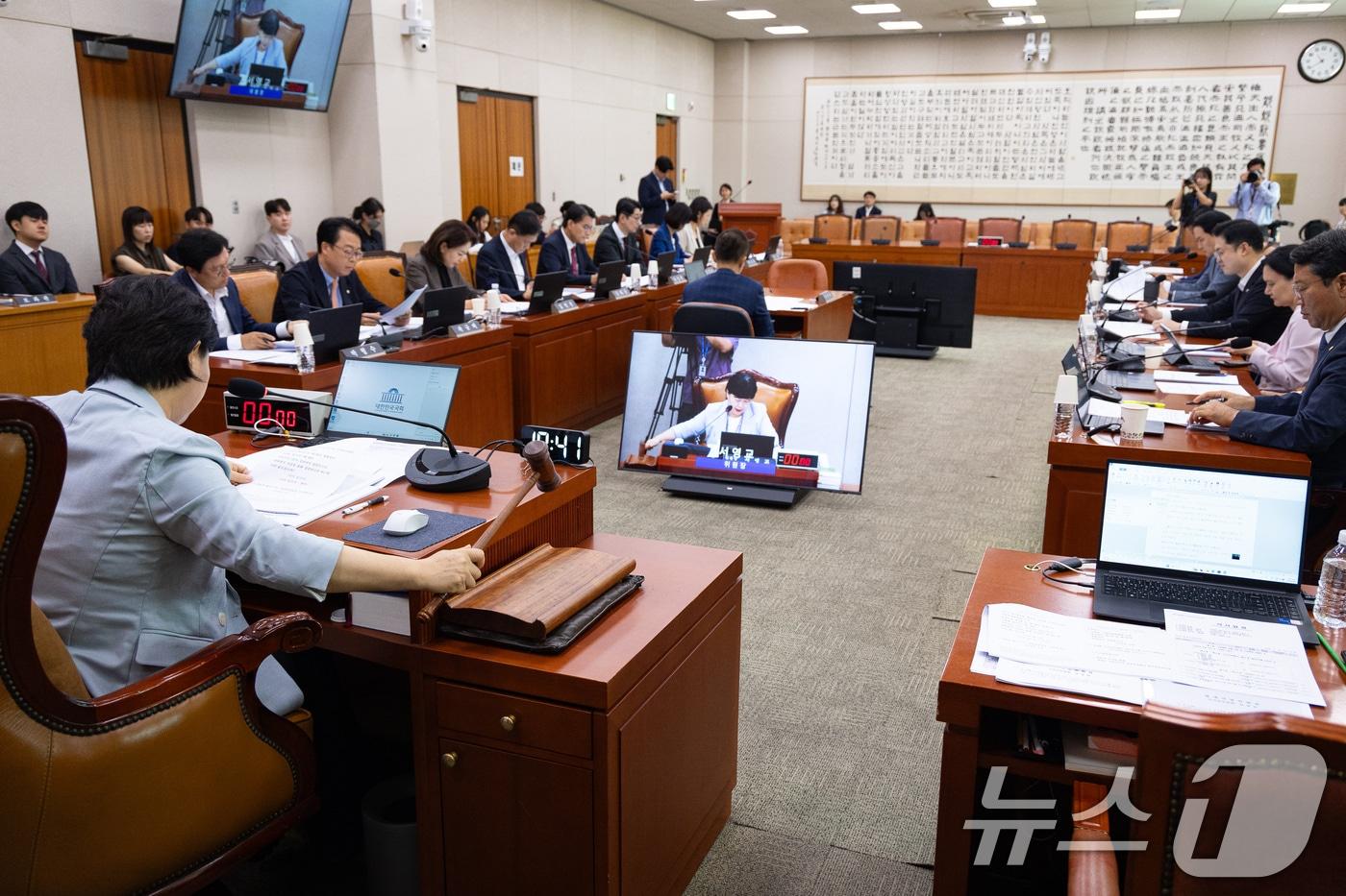 본문 이미지 - 서영교 국회 법제사법위원장이 26일 서울 여의도 국회에서 열린 제438회 국회(임시회) 법제사법위원회 제3차 전체회의에서 의사봉을 두드리고 있다. 2026.8.26 ⓒ 뉴스1 유승관 기자