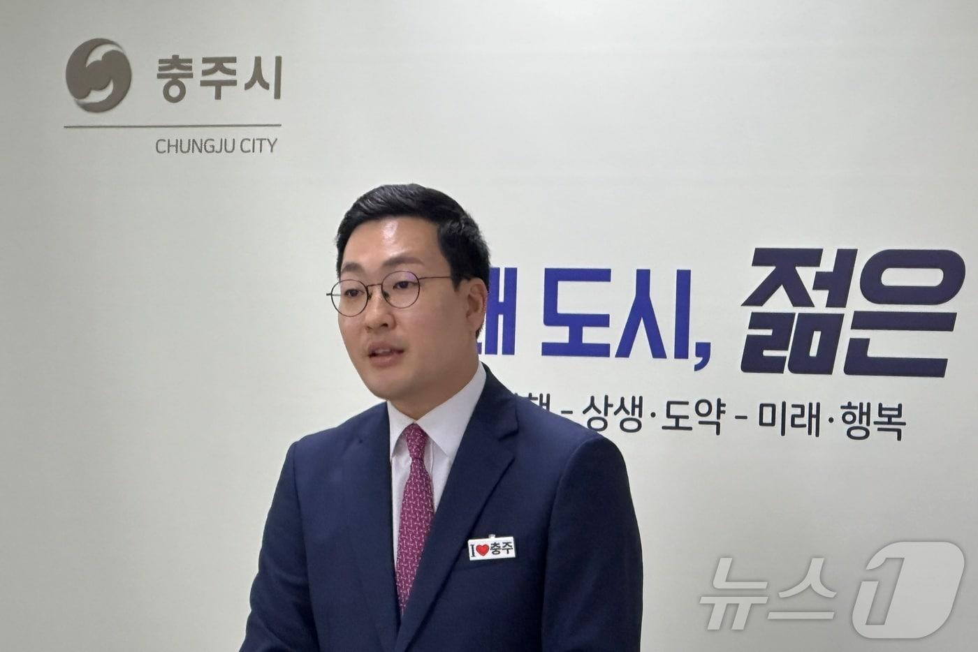 본문 이미지 - 26일 이동석 충주시장이 시청에서 기자회견을 열어 활옥동굴 사고 발생 시 영우자원이 책임져야 한다며 강력한 제재를 예고하고 있다.2026.8.26/뉴스1 ⓒ 뉴스1 윤원진 기자