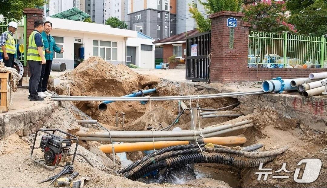 본문 이미지 - 김장호 구미시장이 지난 13일 송정동 가압장 수도관 파손 사고 현장을 둘러보고 있다.(구미시 제공. 재판매 및 DB금지)/뉴스1