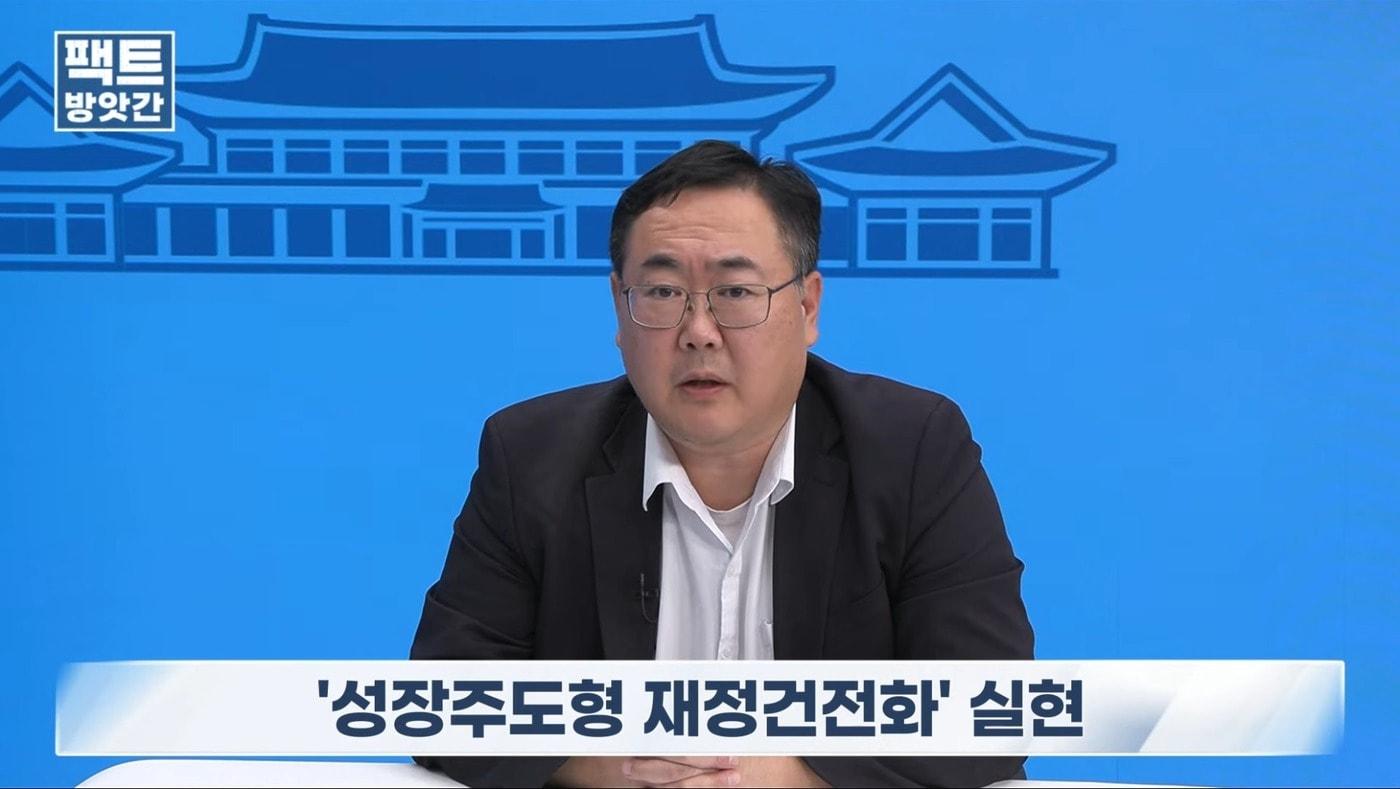 본문 이미지 - 박성훈 기획예산처 미래대응기금추진단장이 26일 청와대 유튜브 채널 '팩트방앗간'에 출연해 발언하고 있다. (유튜브 갈무리. 재판매 및 DB금지)