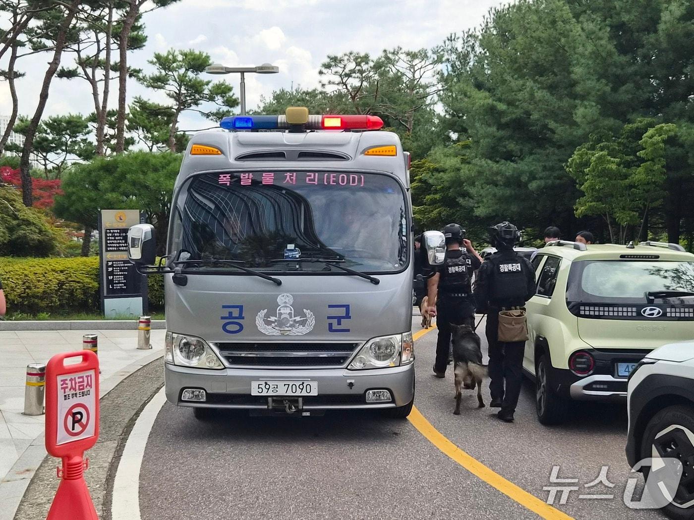 본문 이미지 - 청주지방법원에 출동한 폭발물 처리반(EOD).2026.08.26/뉴스1
