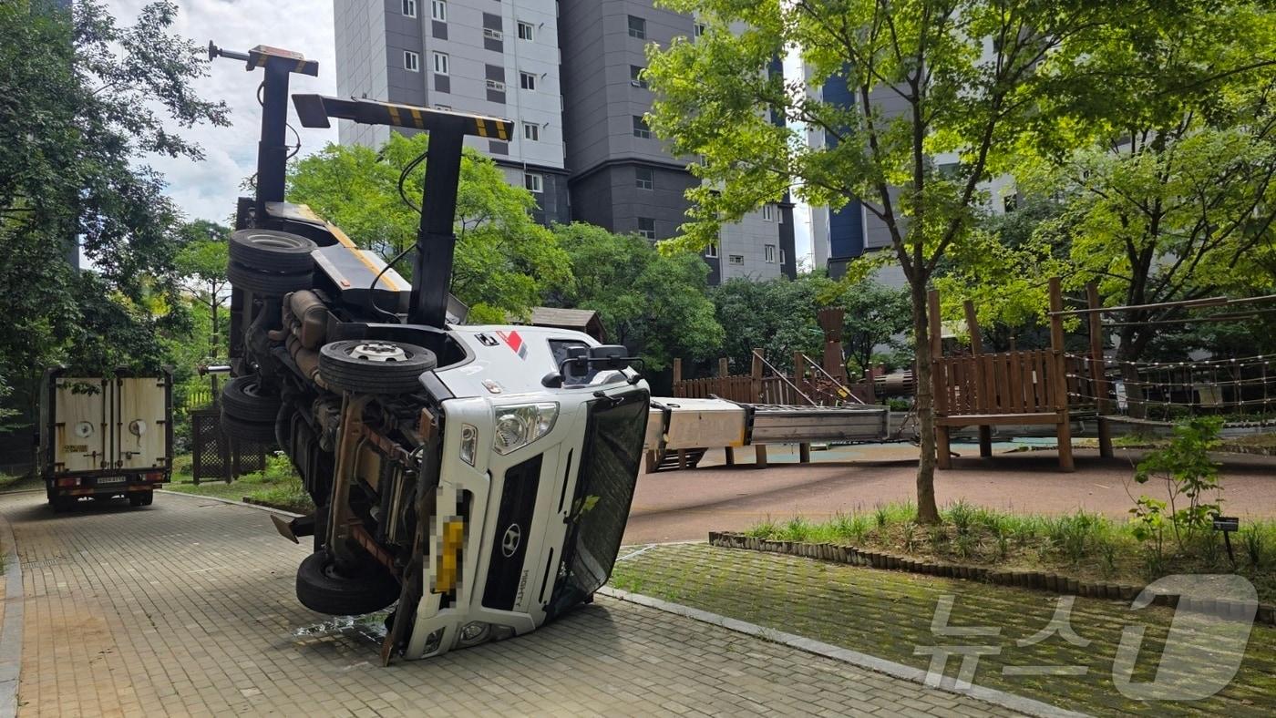 본문 이미지 - 26일 천안시 동남구 신부동의 한 아파트에서 이삿짐을 나르기 위해 설치 중 쓰러진 사다리차  2026.8.26 ⓒ 뉴스1 이시우 기자