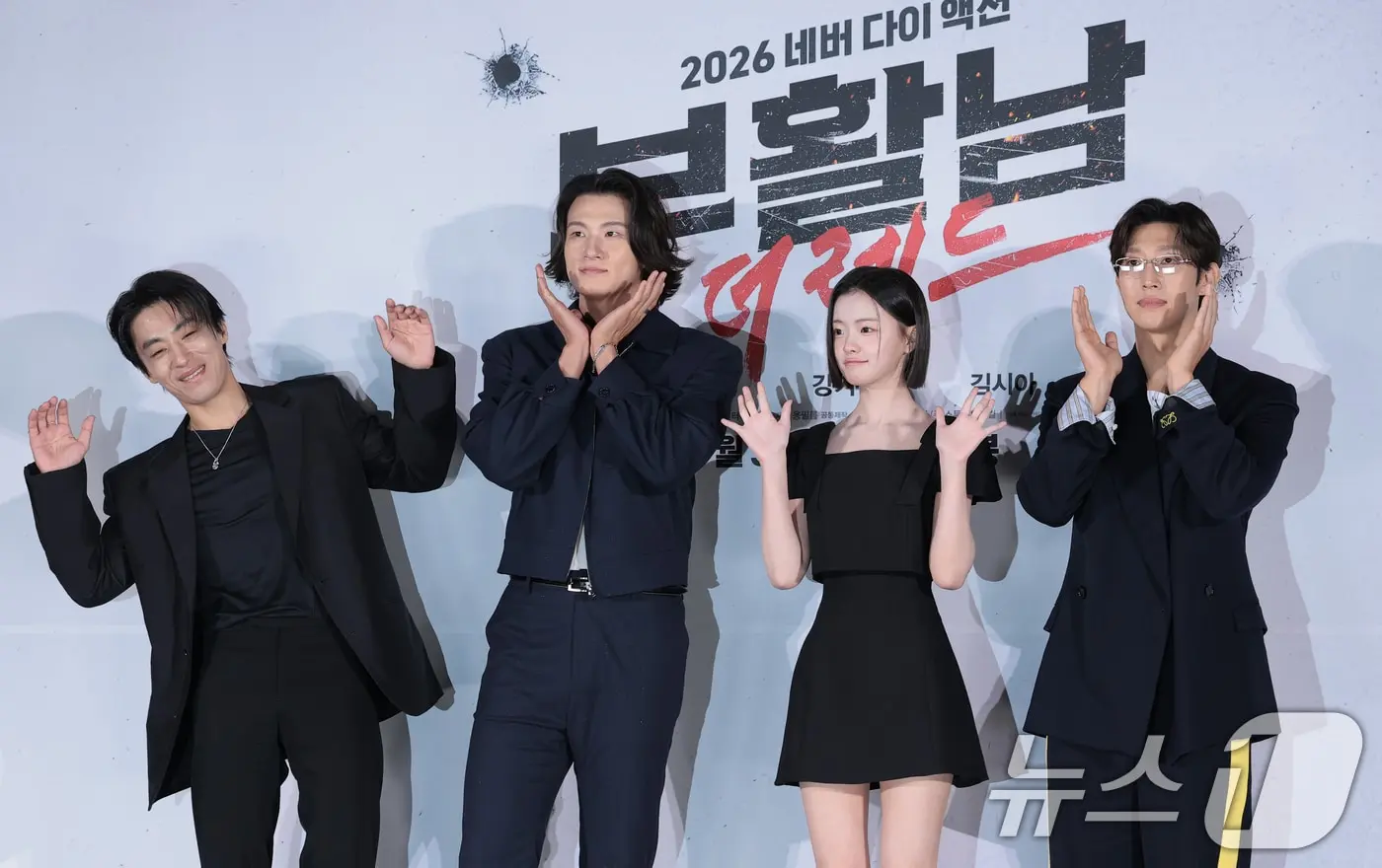 본문 이미지 - 배우 구교환(왼쪽부터)과 신승호, 김시아, 강기영이 26일 서울 광진구 롯데시네마 건대입구에서 열린 영화 '부활남: 더 레드'(감독 백) 제작보고회에 참석해 포즈를 취하고 있다. '부활남:더 레드'는 근거 없는 자신감이 유일한 스펙인 취준생 ‘석환’(구교환 분)이 죽은 뒤 72시간이면 부활하는 능력을 갖고 있다는 걸 알게 된 후 의문의 추격을 당하며 펼쳐지는 이야기를 그린 작품이다. 2026.8.26 ⓒ 뉴스1 권현진 기자