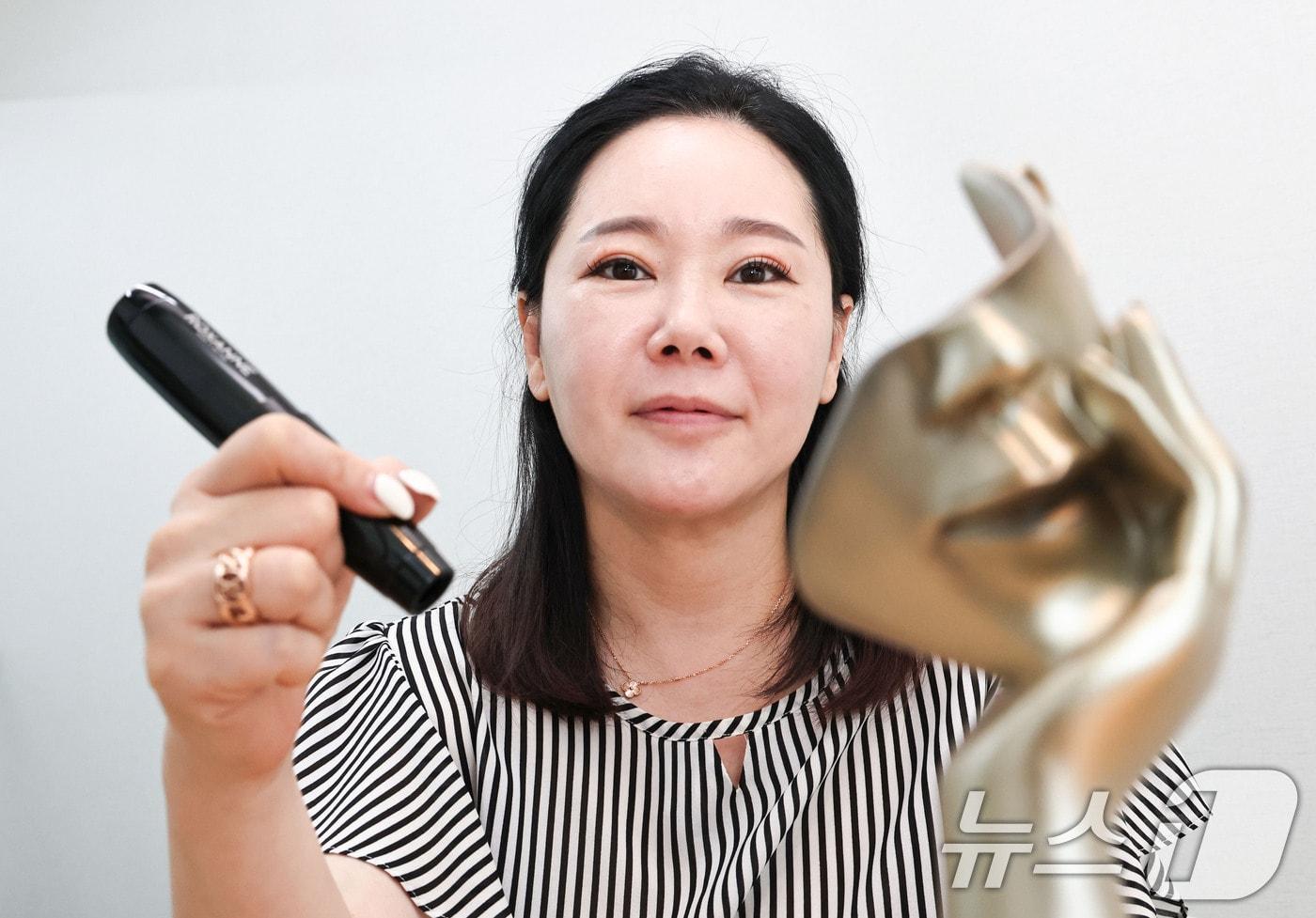본문 이미지 - 임보란 대한문신사중앙회장이 26일 서울 강남구의 한 문신 시술업소에서 뉴스1과 인터뷰에 앞서 포즈를 취하고 있다. 2026.8.26 ⓒ 뉴스1 이종수 기자