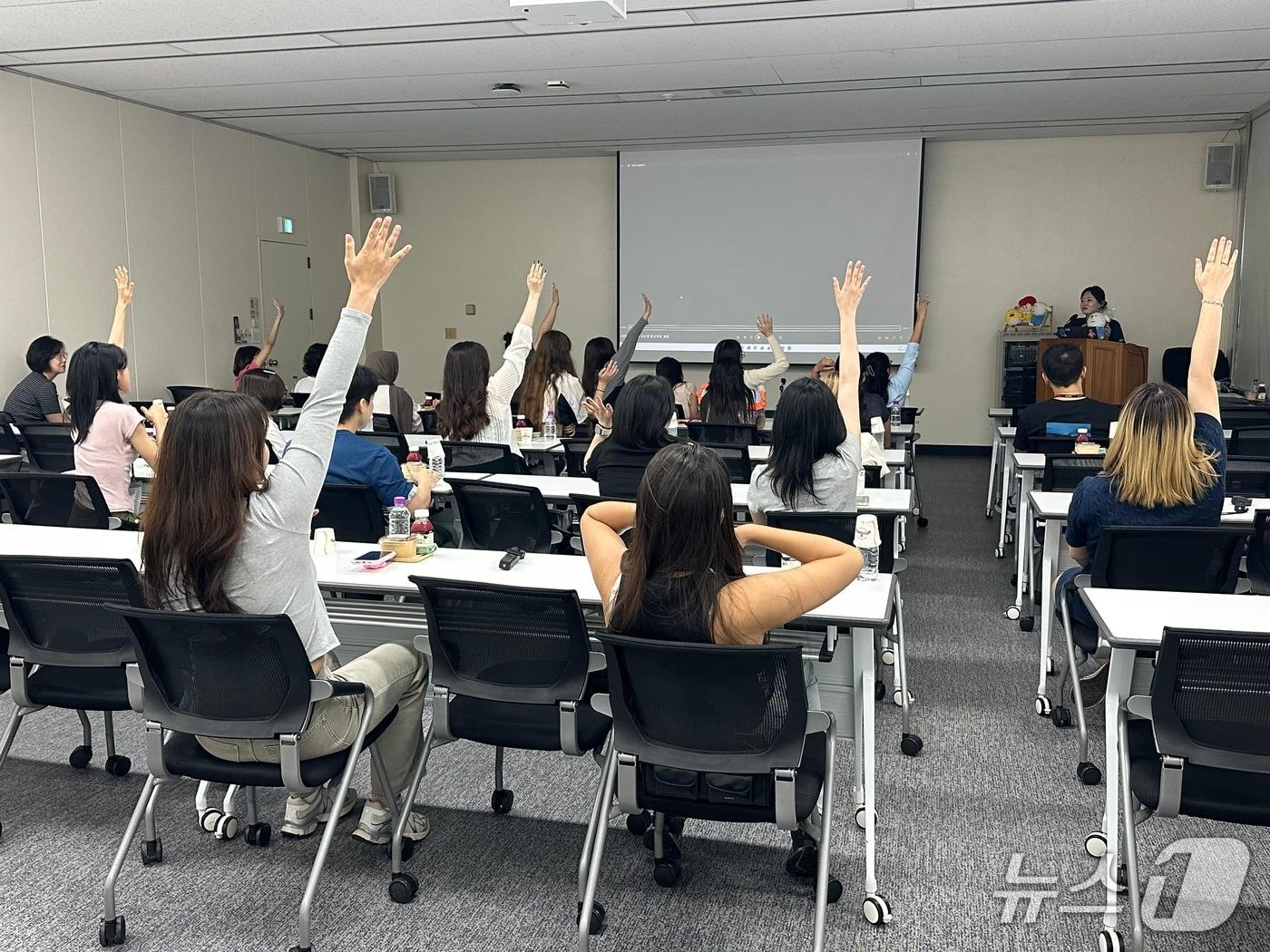 본문 이미지 - 26일 오전 충북 음성 오뚜기 대풍공장에서 '뉴스1 K-브랜드 글로벌 캠프' 참가자들이 공장 견학에 앞서 설명을 듣고 퀴즈를 풀고 있다. ⓒ 뉴스1 박혜연 기자