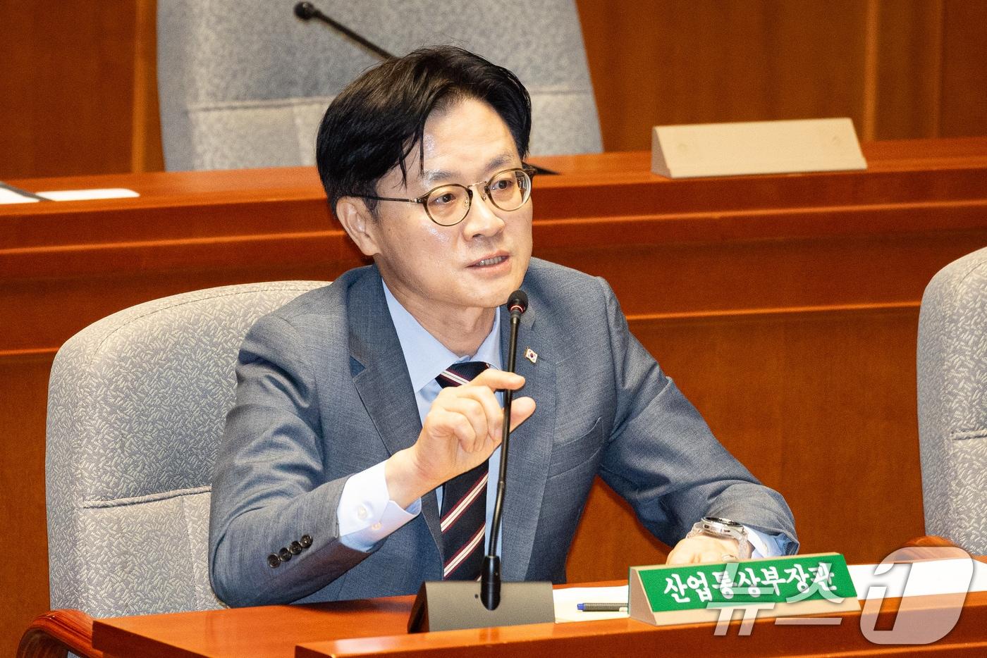 본문 이미지 - 김정관 산업통상부 장관이 26일 서울 여의도 국회에서 열린 제438회 국회(임시회) 예산결산특별위원회 제3차 전체회의에 출석해 의원 질의에 답하고 있다. 2026.8.26 ⓒ 뉴스1 유승관 기자