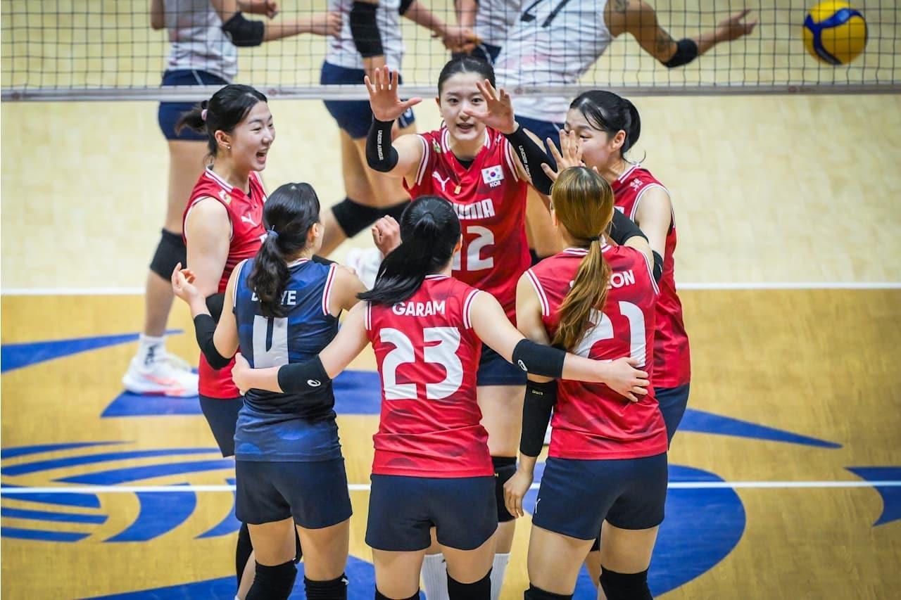본문 이미지 - 2026 아시아배구선수권대회에서 홍콩에 승리한 여자 배구대표팀. (FIVB 제공)