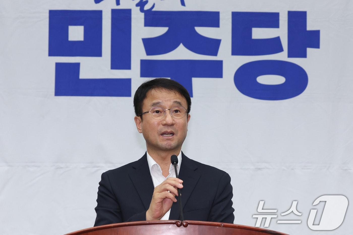 본문 이미지 - 한병도 더불어민주당 원내대표가 26일 서울 여의도 국회에서 열린 의원총회에서 발언하고 있다. 2026.8.26 ⓒ 뉴스1 신웅수 기자
