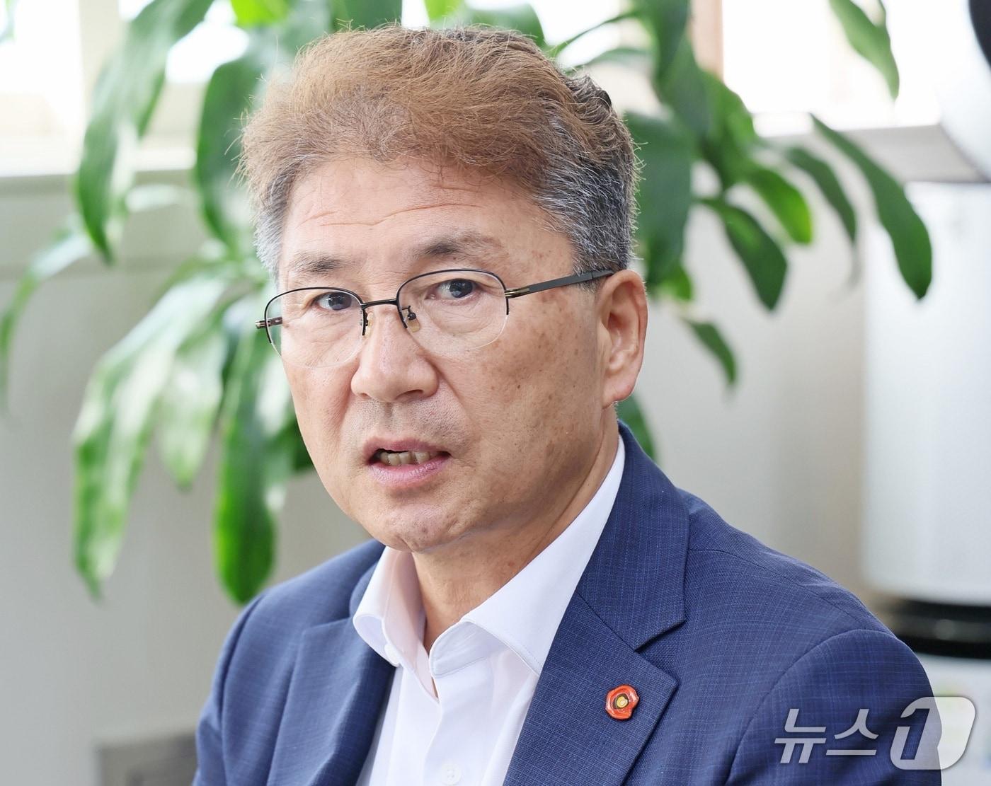 본문 이미지 - 이상봉 제주시장이 26일 오전 집무실에서 현안 점검 회의를 주재하고 있다.(제주시 제공, 재판매 및 DB 금지)