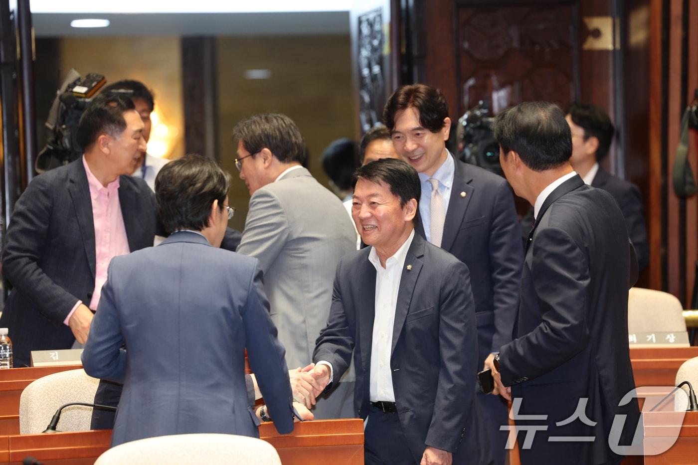본문 이미지 - 안철수 국민의힘 의원이 26일 오후 서울 여의도 국회에서 열린 의원총회에서 의원들과 인사를 나누고 있다. 2026.8.26 ⓒ 뉴스1 황기선 기자