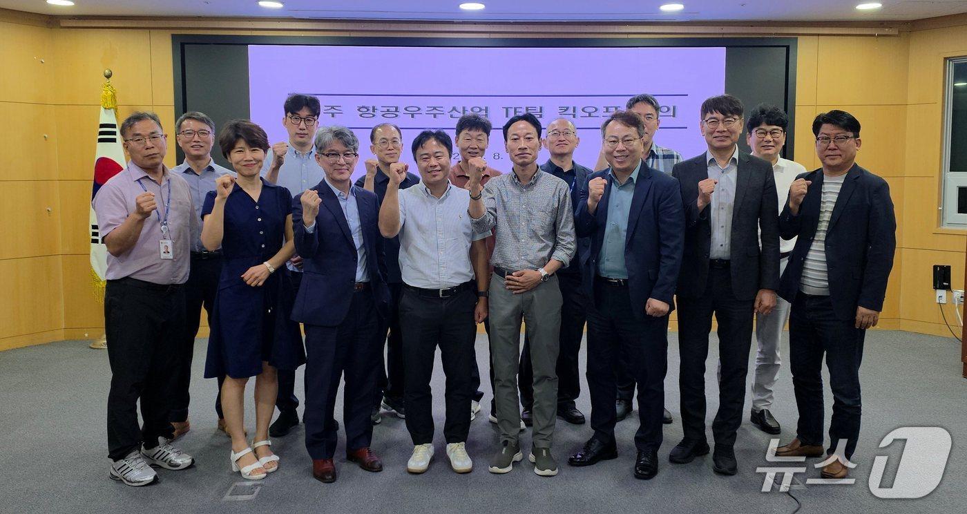 본문 이미지 - 지난 6월 11일 전북 진안군이 농어촌 기본소득 시범사업 대상지로 선정된 직후 전춘성 군수와 공무원, 사회단체, 주민 등이 기념 촬영을 하고 있다.(진안군 제공. 재판매 및 DB금지)/뉴스1