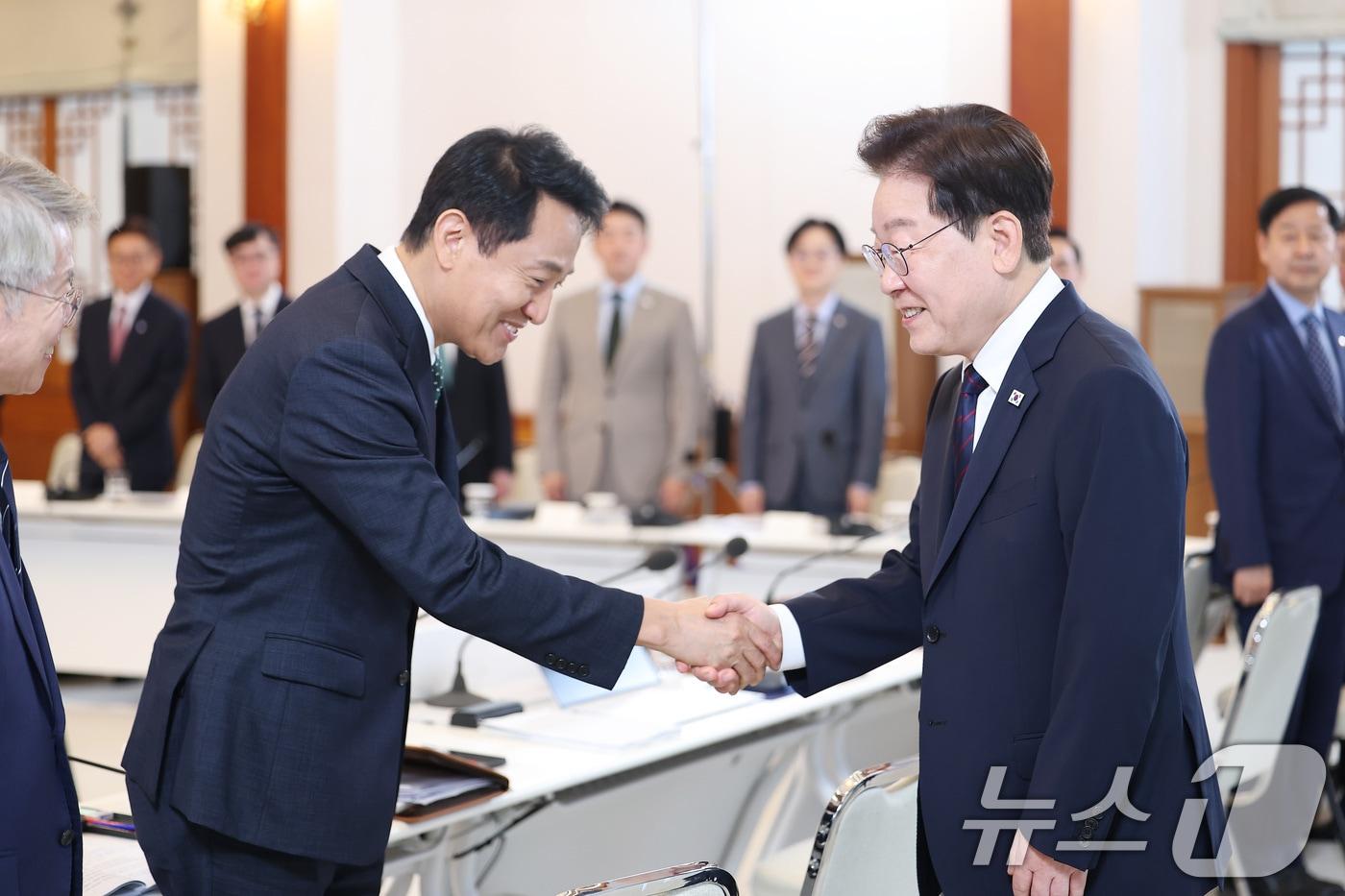 본문 이미지 - 이재명 대통령이 26일 청와대에서 열린 제10회 중앙지방협력회의에서 오세훈 서울시장과 악수를 나누고 있다. 2026.8.26 ⓒ 뉴스1 이재명 기자