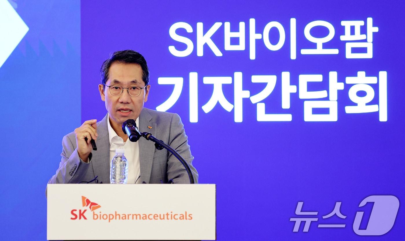 본문 이미지 - 이동훈 SK바이오팜 대표이사 사장이 26일 서울 소공동 웨스틴 조선 서울에서 열린 SK바이오팜 긴급 기자간담회에서 후기 임상 단계의 뇌전증 신약 후보물질 도입 관련 발언을 하고 있다. 2026.8.26 ⓒ 뉴스1 박지혜 기자