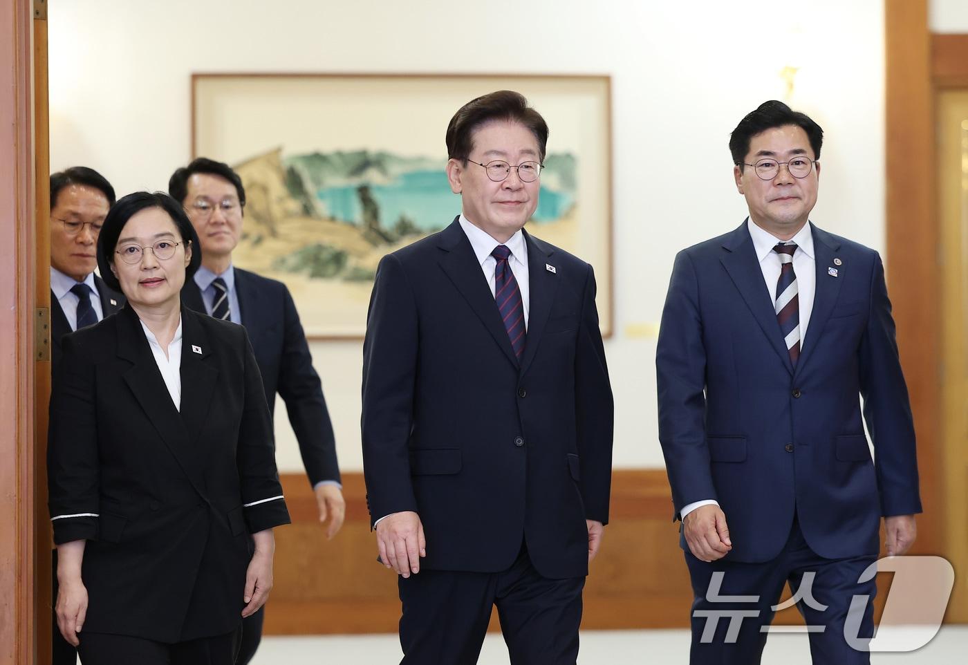 본문 이미지 - 이재명 대통령이 26일 청와대에서 열린 제10회 중앙지방협력회의에 입장하고 있다. 왼쪽부터 한성숙 국무총리, 이 대통령, 박찬대 시도지사협의회장. 2026.8.26 ⓒ 뉴스1 이재명 기자