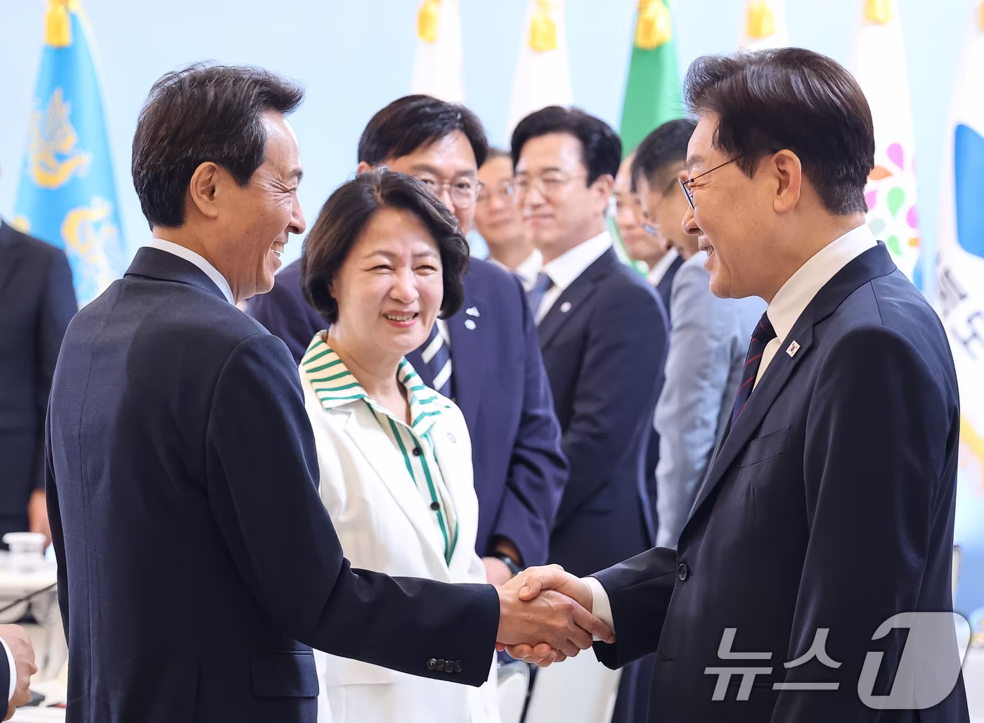 본문 이미지 - 이재명 대통령과 우상호 강원도지사가 지난 8월 26일 청와대에서 열린 제10회 중앙지방협력회의에서 인사를 나누고 있는 모습. 2026.8.26 ⓒ 뉴스1 이재명 기자