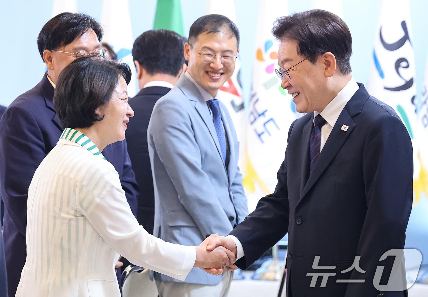 본문 이미지 - 이재명 대통령과 추미애 경기도지사가 26일 청와대에서 열린 제10회 중앙지방협력회의에서 인사를 나누고 있다. 2026.8.26 ⓒ 뉴스1 이재명 기자