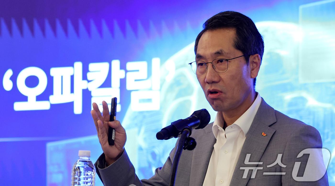 본문 이미지 - 이동훈 SK바이오팜 대표이사 사장이 26일 서울 소공동 웨스틴 조선 서울에서 열린 SK바이오팜 긴급 기자간담회에서 후기 임상 단계의 뇌전증 신약 후보물질 도입 관련 발언을 하고 있다. 2026.8.26 ⓒ 뉴스1 박지혜 기자