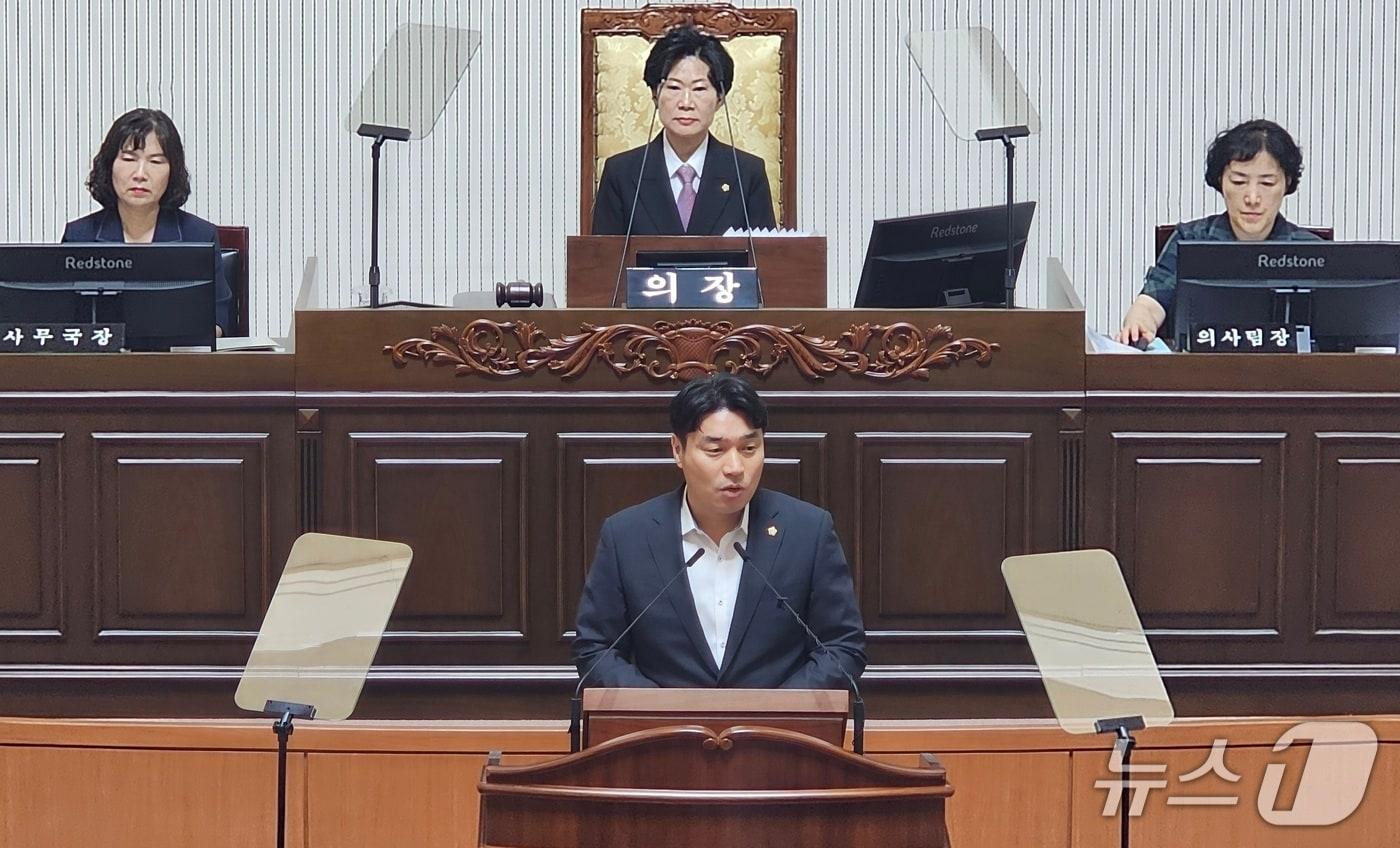 본문 이미지 - 신현국 시의원이 26일 시의회 본회의장에서 진주형 민생지원금 지급을 제안하고 있다. 2026.8.26/뉴스1 한송학기자