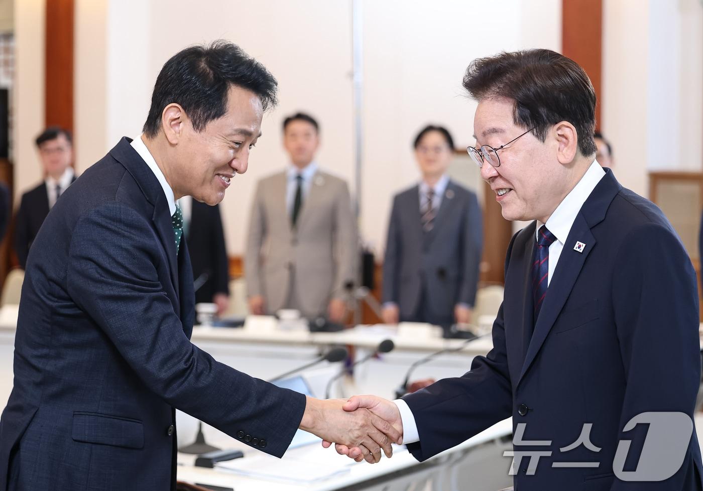 본문 이미지 - 이재명 대통령과 오세훈 서울시장이 26일 청와대에서 열린 제10회 중앙지방협력회의에서 인사를 나누고 있다. 2026.8.26 ⓒ 뉴스1 이재명 기자