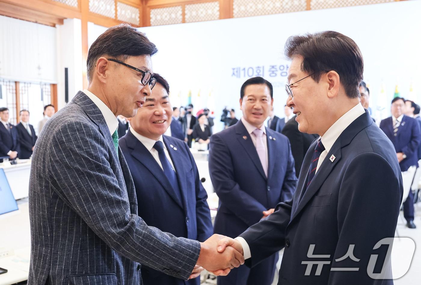 본문 이미지 - 이재명 대통령과 김철우 보성군수가 26일 청와대에서 열린 제10회 중앙지방협력회의에서 인사를 나누고 있다. 2026.8.26 ⓒ 뉴스1 이재명 기자