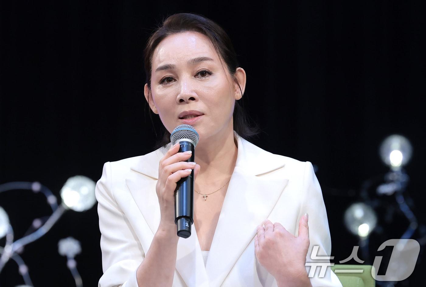 본문 이미지 - 가수 양수경(가운데)이 26일 오후 서울 마포구 YTN홀에서 열린 기자회견에서 컴백 소감을 말하고 있다. 2026.8.26 ⓒ 뉴스1 권현진 기자