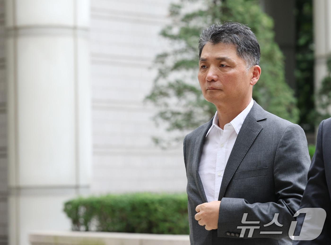 본문 이미지 - SM엔터테인먼트 시세조종 공모 의혹으로 기소돼 1심에서 무죄를 선고받은 카카오 창업주 김범수 미래이니셔티브센터장이 지난달 26일 오후 서울 서초구 고등법원에서 열린 자본시장법 위반 혐의 항소심 공판에 출석하고 있다. (공동취재) 2026.8.26 ⓒ 뉴스1 박정호 기자