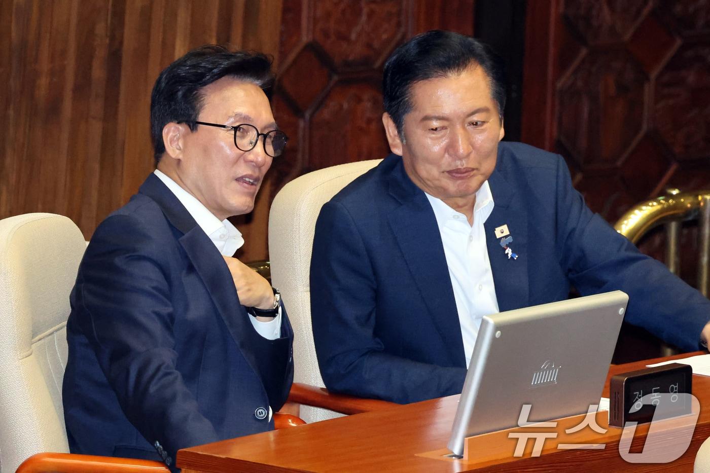 본문 이미지 - 더불어민주당 김민석 대표와 정청래 의원이 26일 오후 서울 여의도 국회에서 열린 제438회국회(임시회) 제2차 본회의에서 대화를 나누고 있다. 2026.8.26 ⓒ 뉴스1 황기선 기자