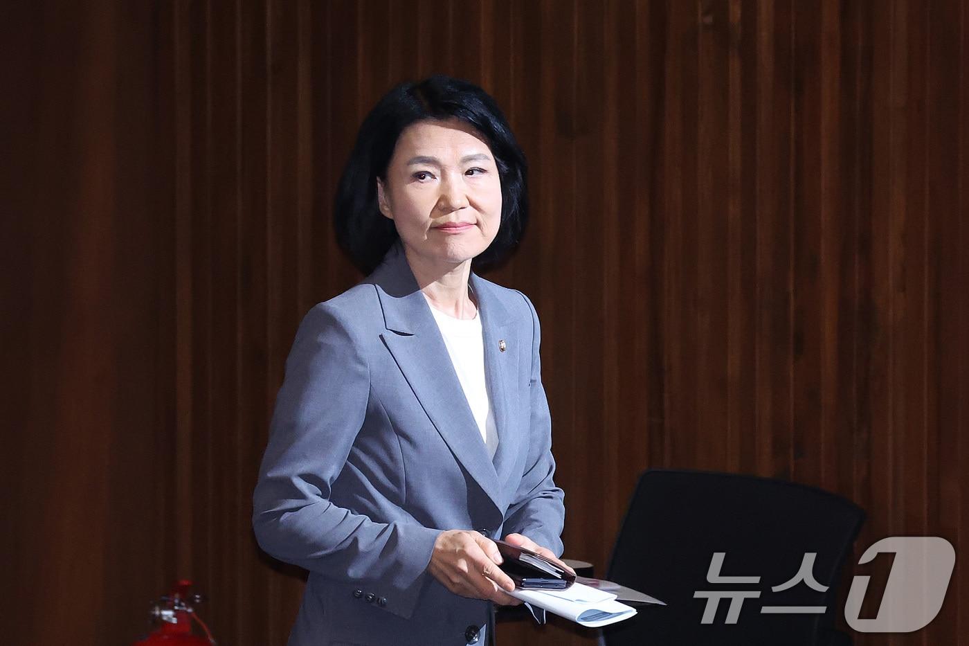 본문 이미지 - 이진숙 국민의힘 의원이 26일 서울 여의도 국회에서 열린 제438회국회(임시회) 제2차 본회의에서 자신에 대한 제명 촉구 결의안이 상정되자 본회의장을 나서고 있다. 2026.8.26 ⓒ 뉴스1 신웅수 기자